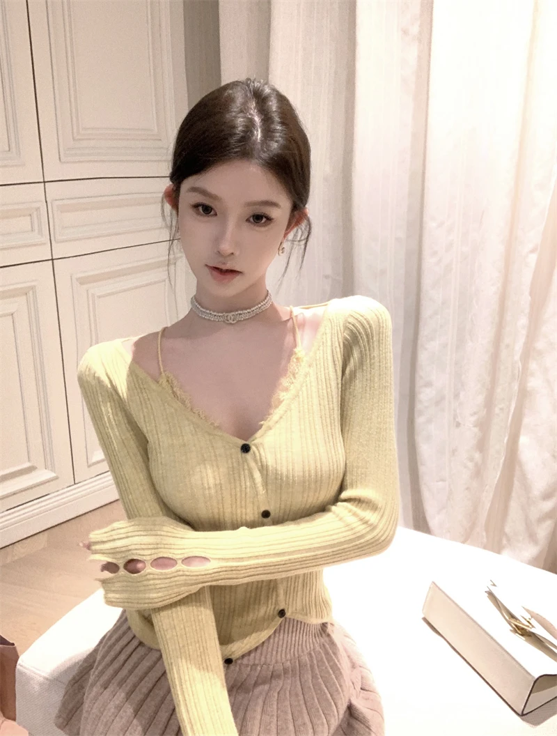 Lace Splice Fake Two-Piece V-Neck Knitted Top Women's Slim Fit Waist Design Pure Desire Long Sleeve Shirt Spring Season
Lace Splice Fake Two-Piece V-Neck Knitted Top Women's Slim Fit Waist Design Pure Desire Long Sleeve Shirt Spring Season