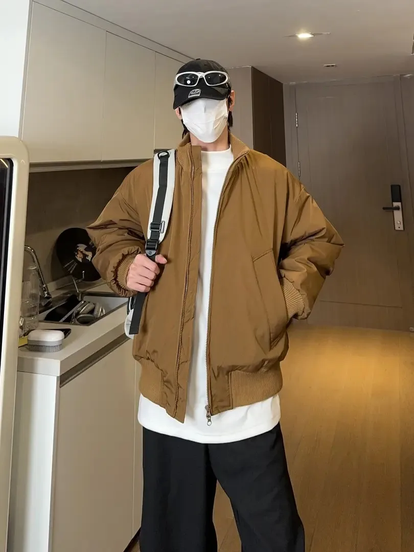 Мужская зимняя куртка-бомбер из коричневого хлопка, верхняя одежда в стиле бейсбольной куртки, молодежный модный тренд
Мужская зимняя куртка-бомбер из коричневого хлопка, верхняя одежда в стиле бейсбольной куртки, молодежный модный тренд