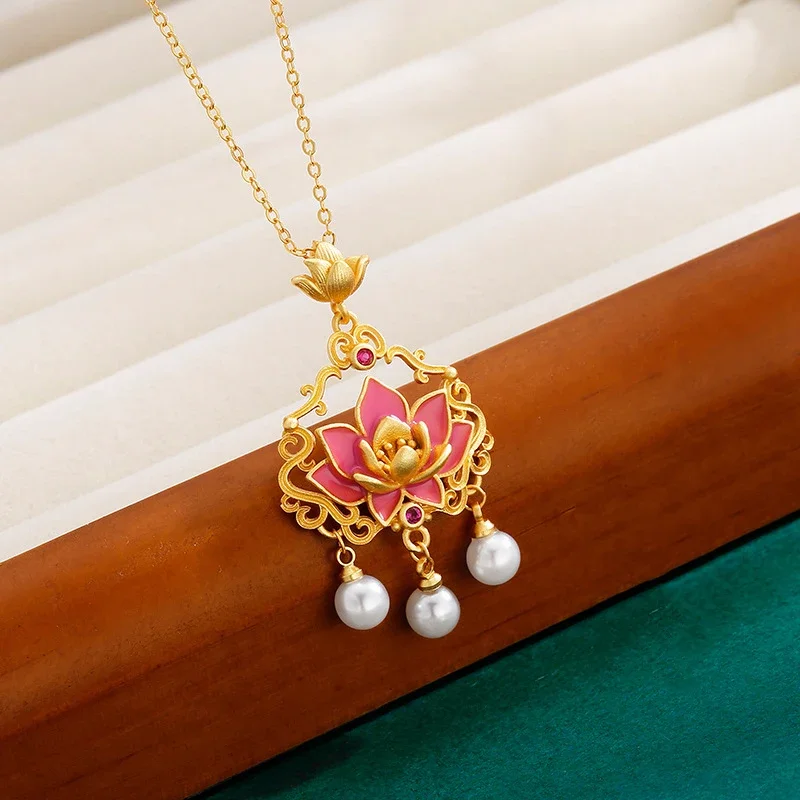 Golden Lotus Pond Moonlit Peace Lock Lotus Flower Necklace Simple Female Pearl Tassel Pendant Blue Honey Powder Collarbone Chain
Golden Lotus Pond Moonlit Peace Lock Lotus Flower Necklace Simple Female Pearl Tassel Pendant Blue Honey Powder Collarbone Chain