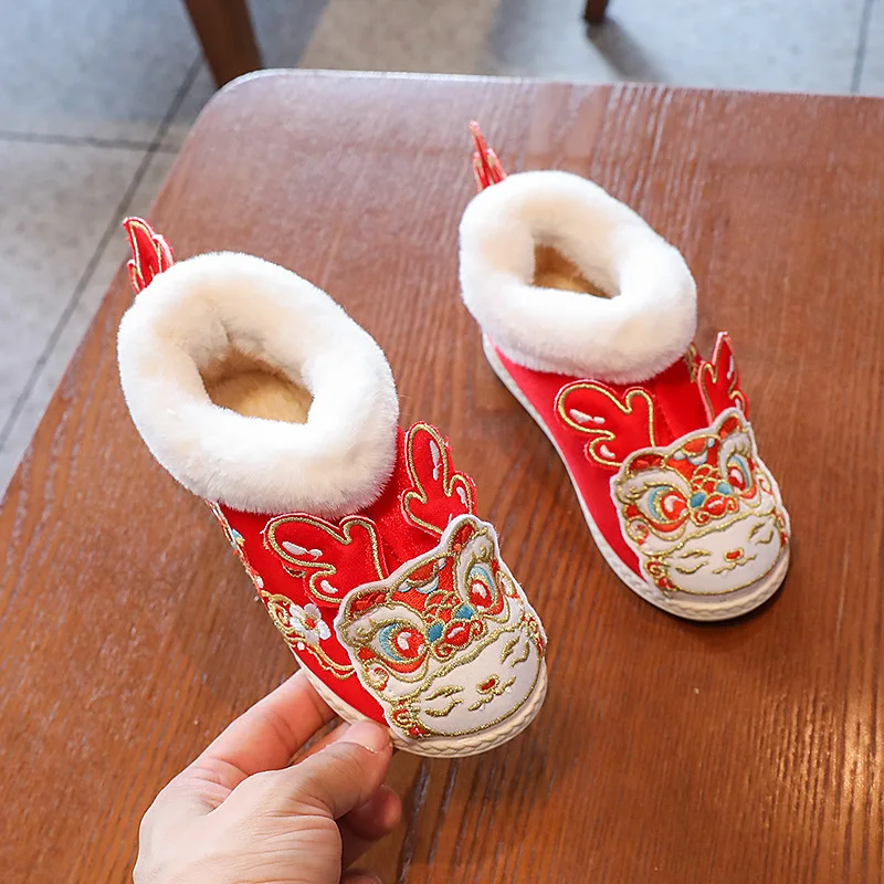 Hanfu girls embroidered shoes winter velvet New Year's greeting shoes children's Hanfu shoes old Beijing children's boots
Hanfu girls embroidered shoes winter velvet New Year's greeting shoes children's Hanfu shoes old Beijing children's boots