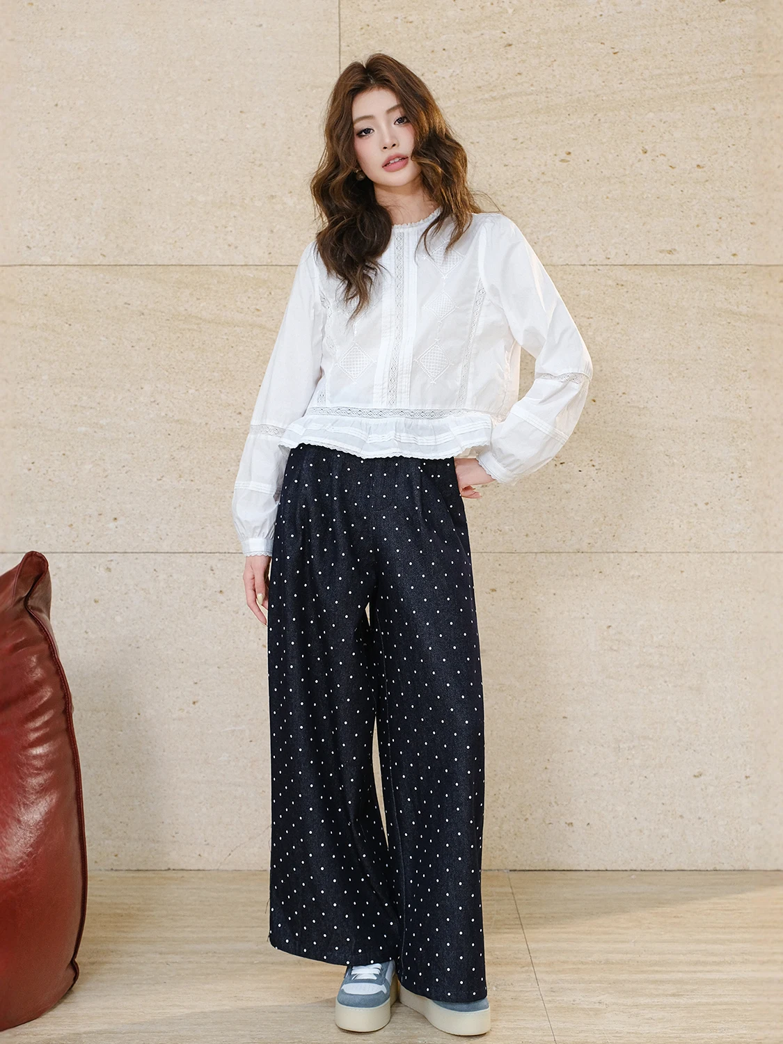 Женская повседневная блузка MIUCO в винтажном стиле с белым кружевом, вырезами и пуговицами, свободного кроя, с круглым вырезом горловины, весна 2026
Женская повседневная блузка MIUCO в винтажном стиле с белым кружевом, вырезами и пуговицами, свободного кроя, с круглым вырезом горловины, весна 2026