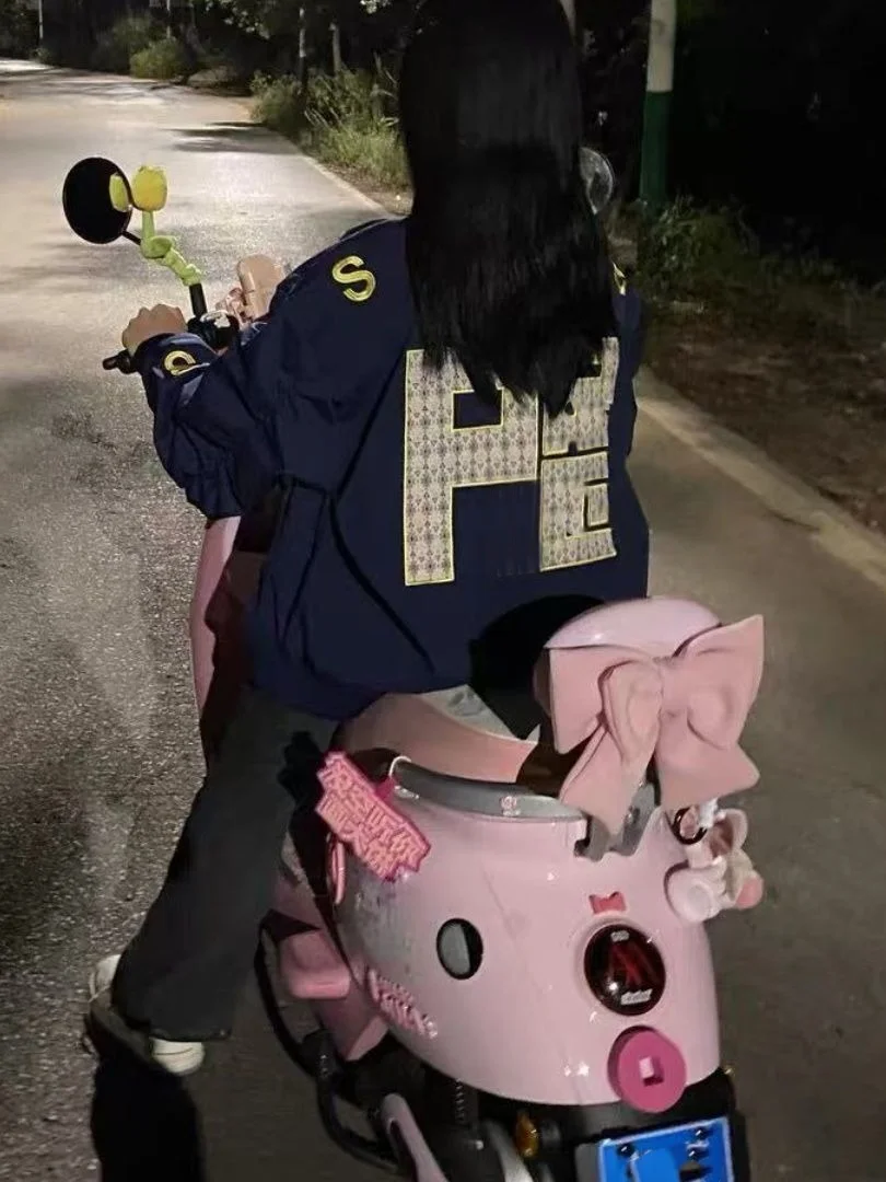 Мужская бейсбольная куртка в американском стиле с вышивкой букв, свободного кроя, универсальная, для пар, на молнии, верхняя одежда, модный брендовый топ
Мужская бейсбольная куртка в американском стиле с вышивкой букв, свободного кроя, универсальная, для пар, на молнии, верхняя одежда, модный брендовый топ