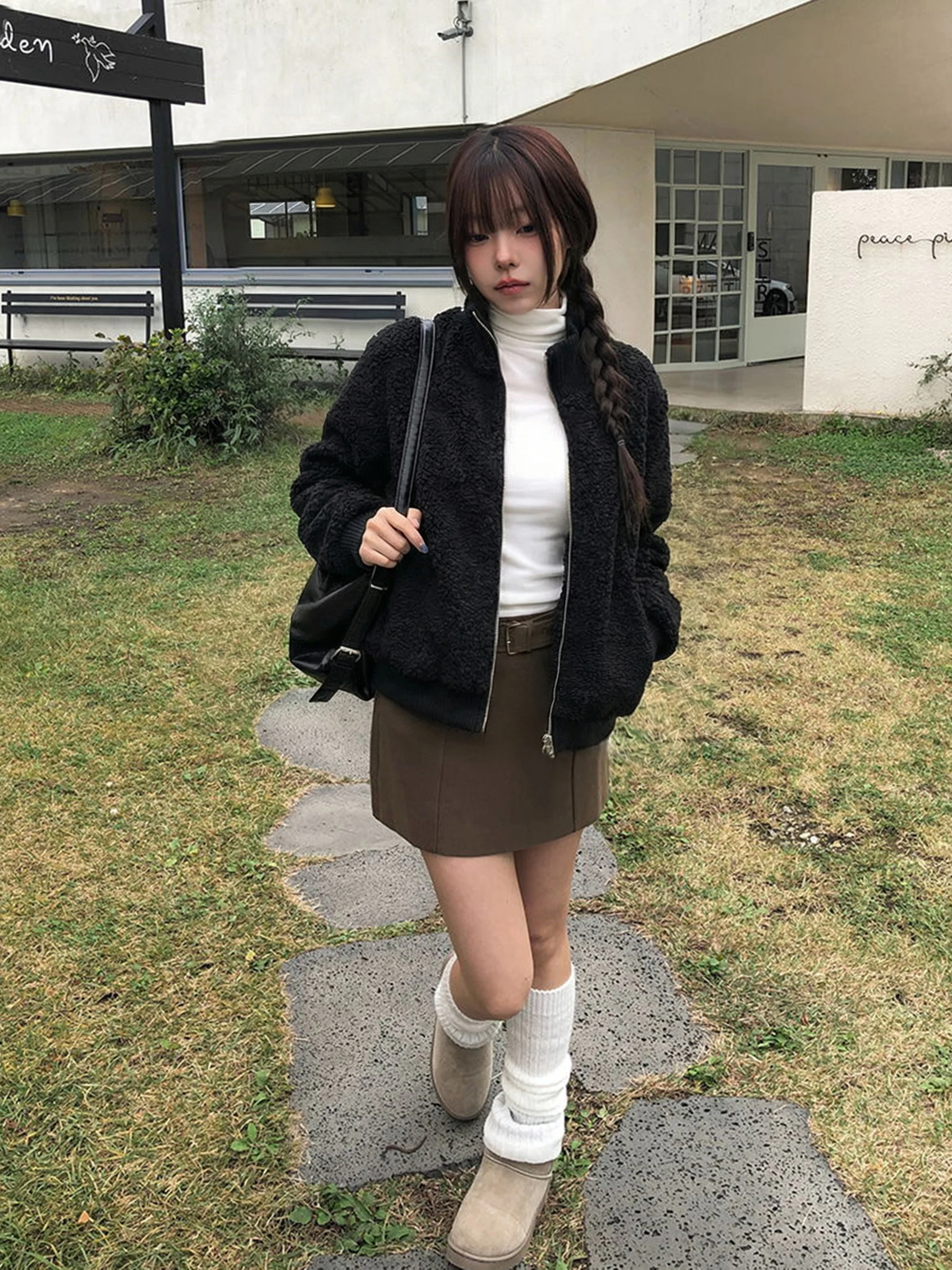 Bla Fce ort Jaet Women's Cute Lamb Fur Collar Jaet Winter Casual Loose Fit Zipper Closure ort Length Top
Bla Fce ort Jaet Women's Cute Lamb Fur Collar Jaet Winter Casual Loose Fit Zipper Closure ort Length Top