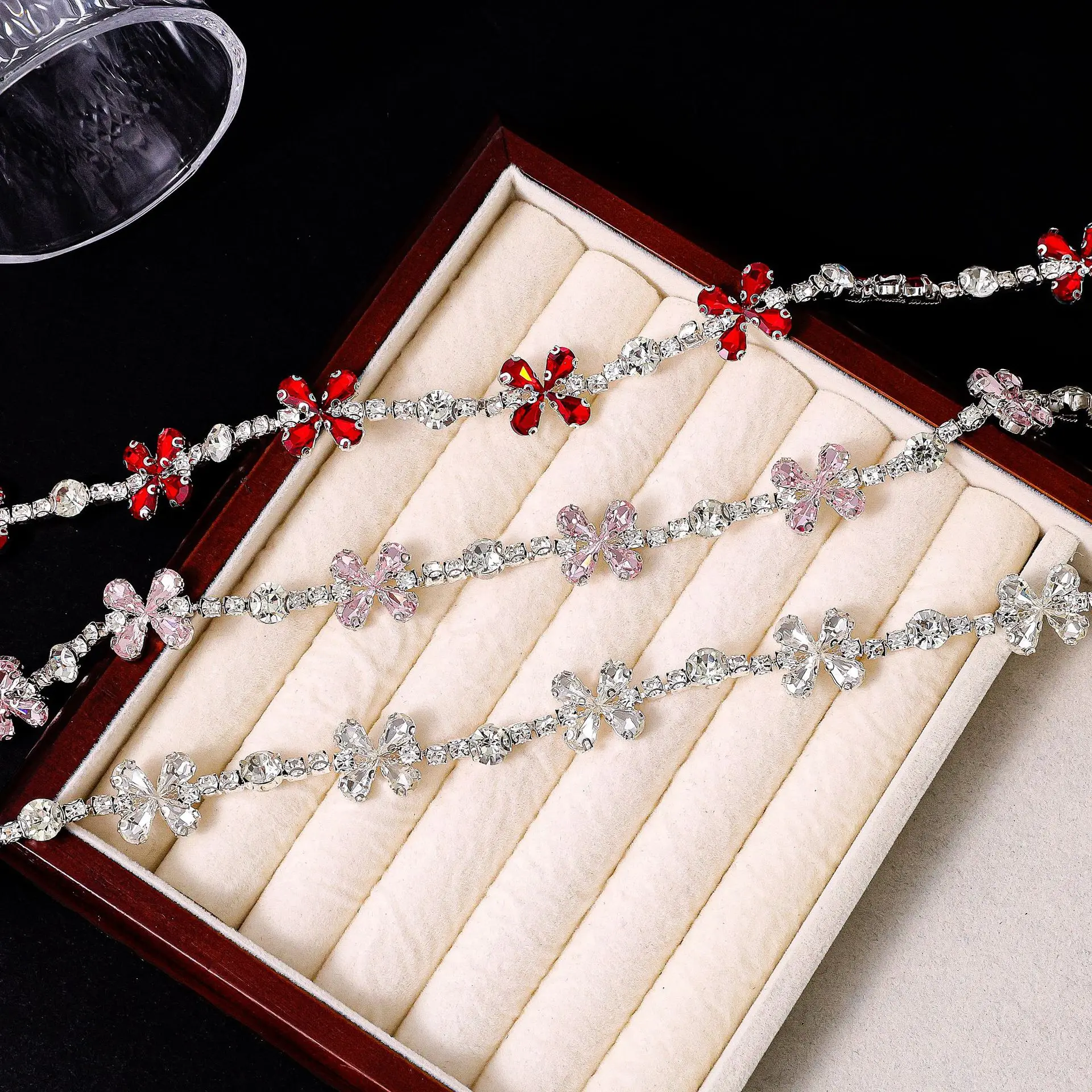 New DIY Glass Diamond Chain Hand sewn Water Diamond Decorative Flower Chain Wedding Accessories Accessories for Foreign Trade
New DIY Glass Diamond Chain Hand sewn Water Diamond Decorative Flower Chain Wedding Accessories Accessories for Foreign Trade