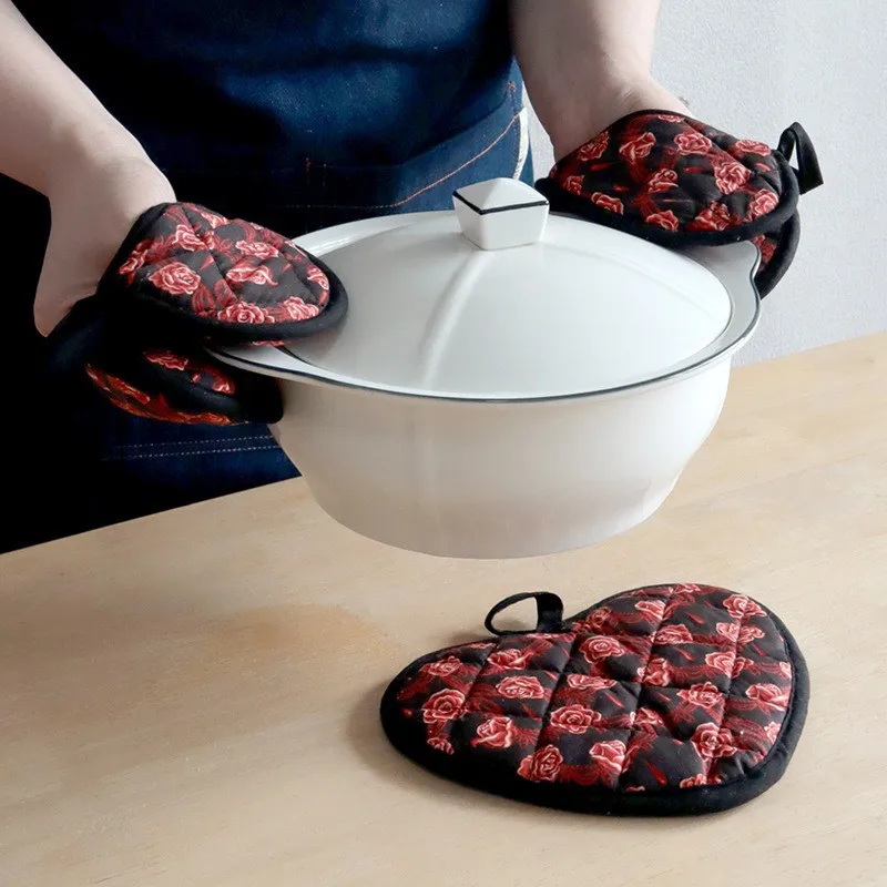 1Pc Red Rose Flower Printed Cotton Heart Shaped Insulation Pad Thicken Anti Scalding Oven Gloves Kitchen Baking Tool
1Pc Red Rose Flower Printed Cotton Heart Shaped Insulation Pad Thicken Anti Scalding Oven Gloves Kitchen Baking Tool