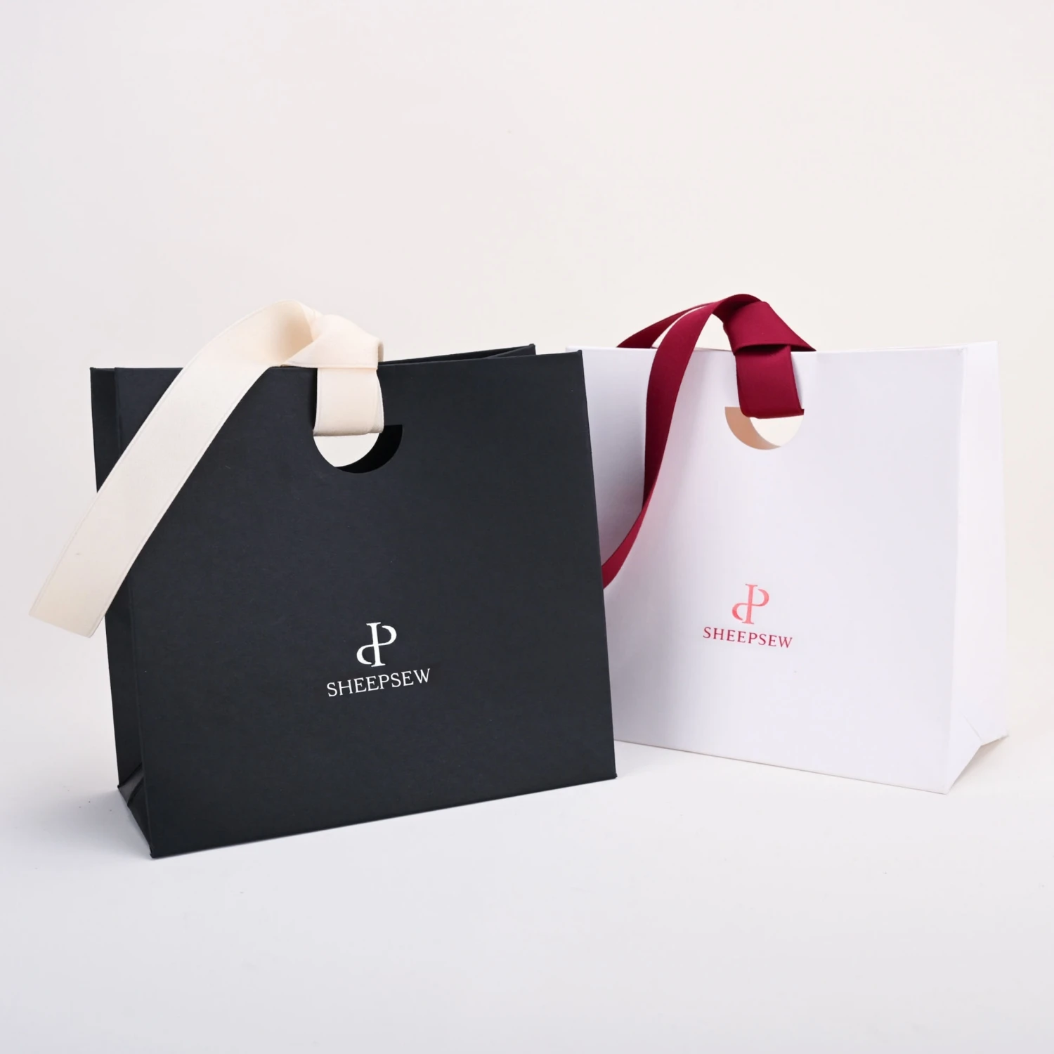 20 шт., классическая сумка для покупок из крафт-бумаги с логотипом высокого качества, с застежкой на шнурке и лентой
20 шт., классическая сумка для покупок из крафт-бумаги с логотипом высокого качества, с застежкой на шнурке и лентой