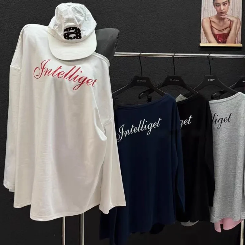 American Retro White Off The Shoulder Long Sleeved Skew Collar Shirts for Women Loose Lazy Letter Print Lnclined Shoulder Tops
American Retro White Off The Shoulder Long Sleeved Skew Collar Shirts for Women Loose Lazy Letter Print Lnclined Shoulder Tops
