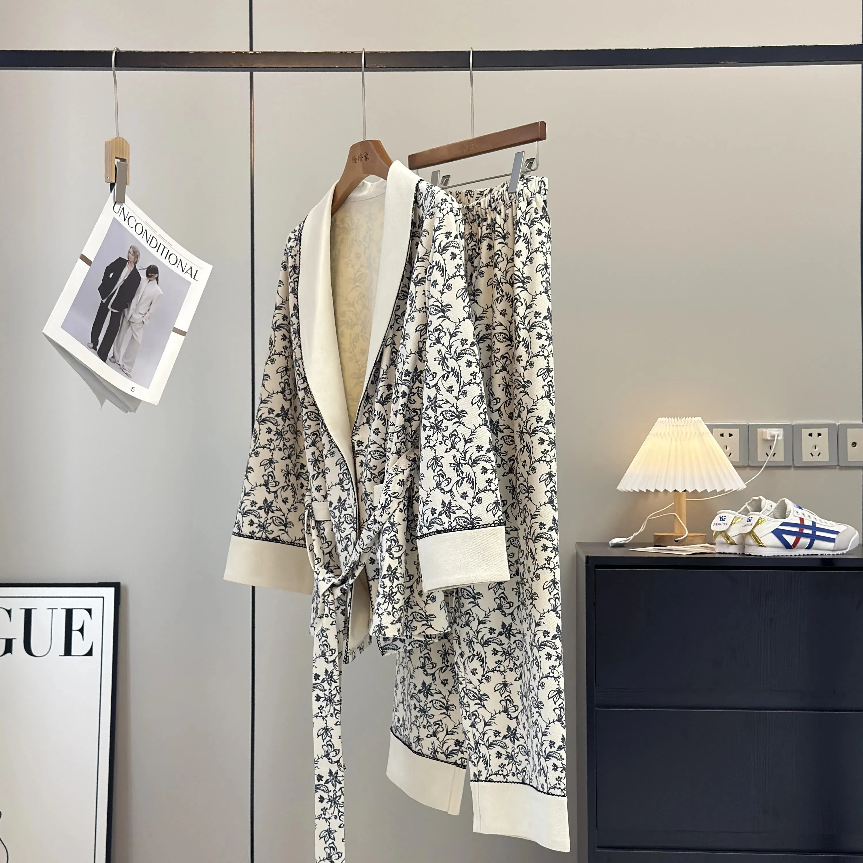 Elegant Handmade Cotton Pajamas Luxury Feel Thickened Sleepwear Home Clothes Long Sleeve Button up Neck Design for Youth
Elegant Handmade Cotton Pajamas Luxury Feel Thickened Sleepwear Home Clothes Long Sleeve Button up Neck Design for Youth
