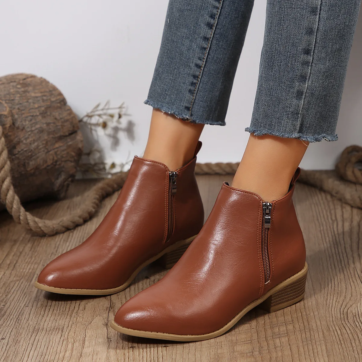The 2025 autumn/winter new style of fashionable and trendy pointed-toe, thick-heeled, side-zipped women's ankle boots
The 2025 autumn/winter new style of fashionable and trendy pointed-toe, thick-heeled, side-zipped women's ankle boots