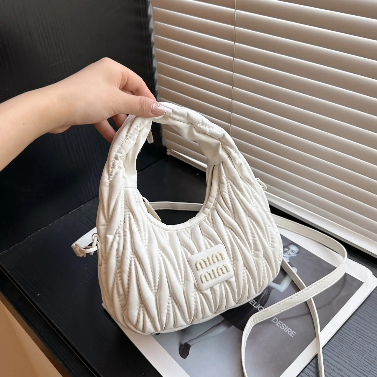 2025 плиссированная сумка-хобо в форме полумесяца, многосторонняя трансформируемая сумка на плечо для женщин, сумка через плечо с текстурированной строчкой, сумка «день-ночь»
2025 плиссированная сумка-хобо в форме полумесяца, многосторонняя трансформируемая сумка на плечо для женщин, сумка через плечо с текстурированной строчкой, сумка «день-ночь»