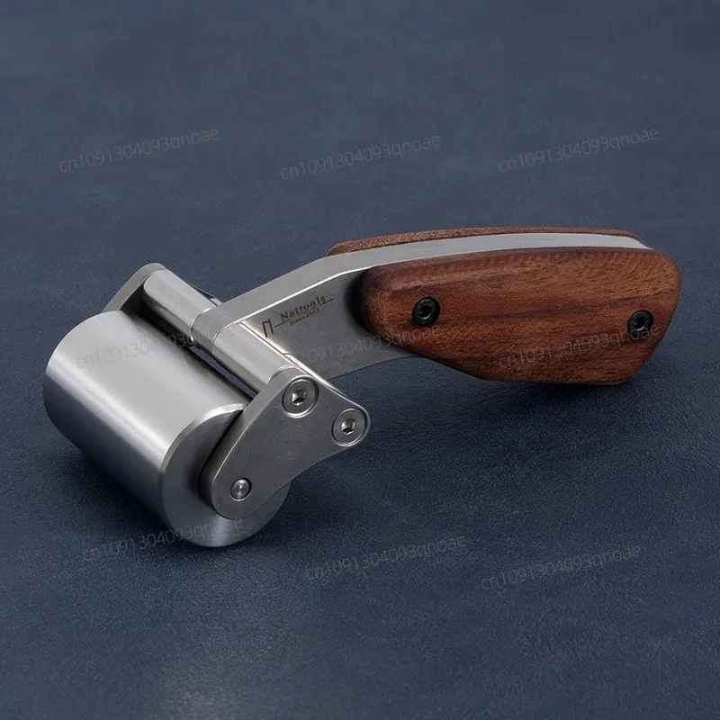 Originality Leather Drum 304 Stainless Steel Heavy 60MM Black Walnut Handle Pressing Wheel DIY Handmade Leather Tool
Originality Leather Drum 304 Stainless Steel Heavy 60MM Black Walnut Handle Pressing Wheel DIY Handmade Leather Tool