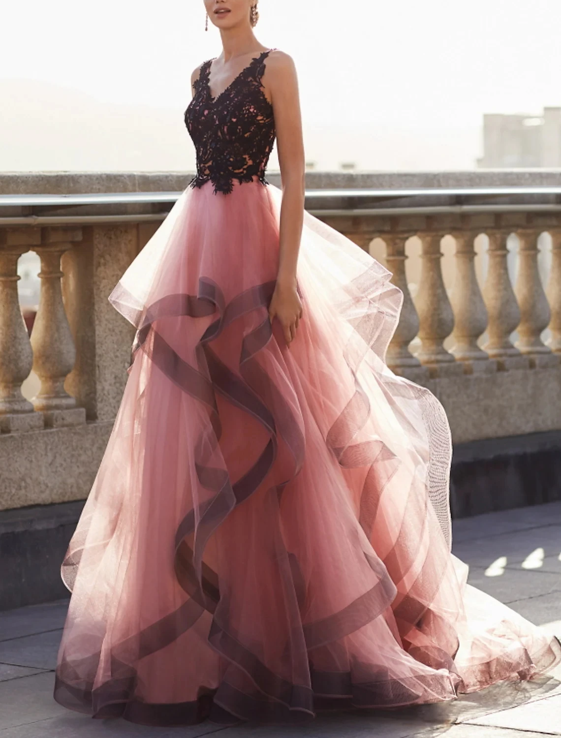 Pink Wedding Dress 2025 Sleeveless V Neck Lace Ruffles Black Appliques Bride Party Gowns Vestidos De Noiva Robe Mariage
Pink Wedding Dress 2025 Sleeveless V Neck Lace Ruffles Black Appliques Bride Party Gowns Vestidos De Noiva Robe Mariage
