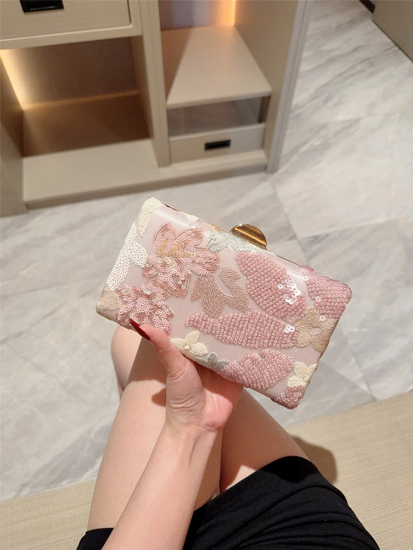 New Cross-Border Sequin Embroidery Flower Chain Clutch Bag Chain Bag Spring and Summer Fashion Trendy Women's Bag Crossbody Bag
New Cross-Border Sequin Embroidery Flower Chain Clutch Bag Chain Bag Spring and Summer Fashion Trendy Women's Bag Crossbody Bag