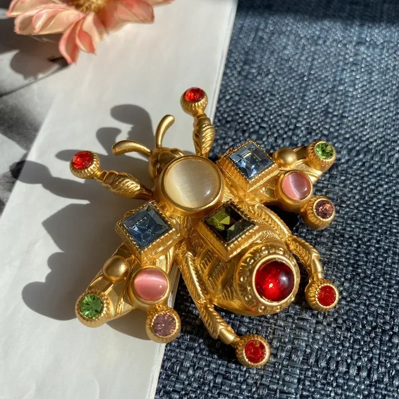 Vintage Heavywork Colorful Rhinestone Bumblebee Brooch – Luxury Bee Robot Pin for Coats & Jackets
Vintage Heavywork Colorful Rhinestone Bumblebee Brooch – Luxury Bee Robot Pin for Coats & Jackets