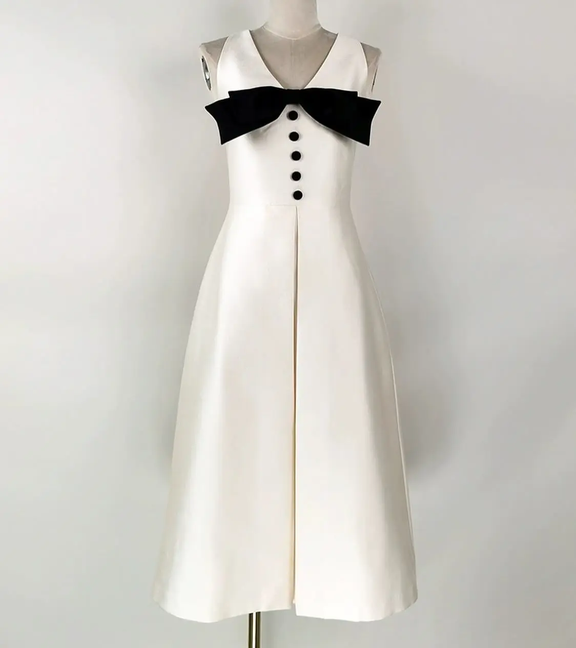 Customized Sexy Satin A-Line Buttons 3D Bow Evening Dress High Quality Sleeveless V-Neck Ankle Length Bespoke Occasion Gowns
Customized Sexy Satin A-Line Buttons 3D Bow Evening Dress High Quality Sleeveless V-Neck Ankle Length Bespoke Occasion Gowns