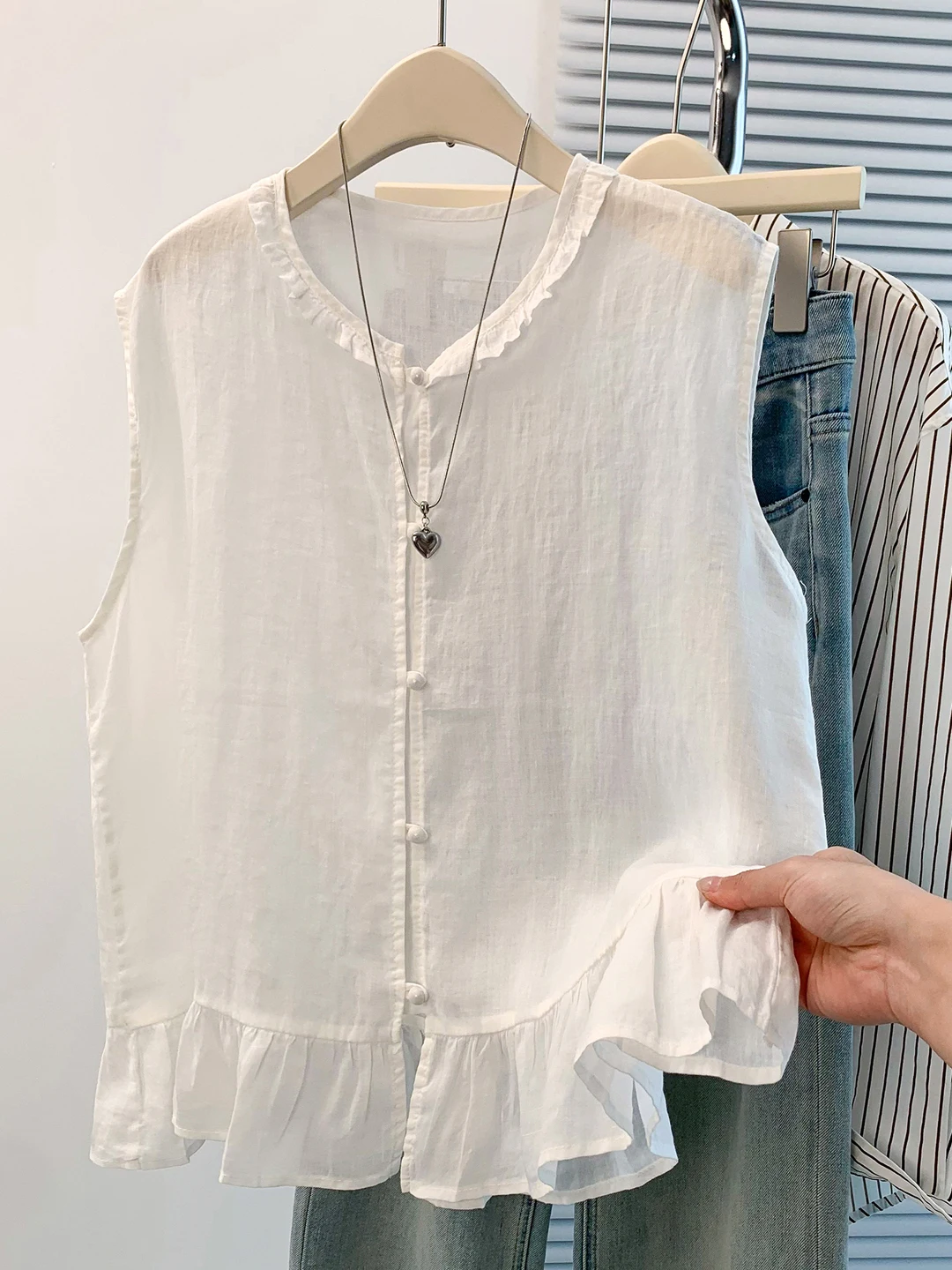 Korean Style round Neck Sleeveless Shirt Women's Summer Thin Loose Outerwear Lace Trim Vest Top Breathable Comfortable Casual...
Korean Style round Neck Sleeveless Shirt Women's Summer Thin Loose Outerwear Lace Trim Vest Top Breathable Comfortable Casual...