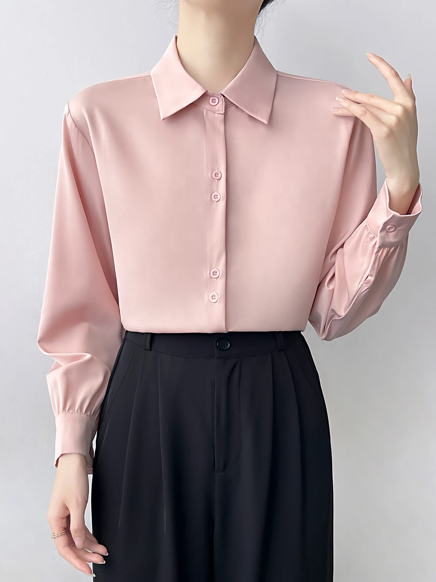 Розовая женская рубашка с длинным рукавом из полиэстера, имитирующая шелк, для офиса, свободного кроя, в корейском стиле, комфортная, струящаяся
Розовая женская рубашка с длинным рукавом из полиэстера, имитирующая шелк, для офиса, свободного кроя, в корейском стиле, комфортная, струящаяся