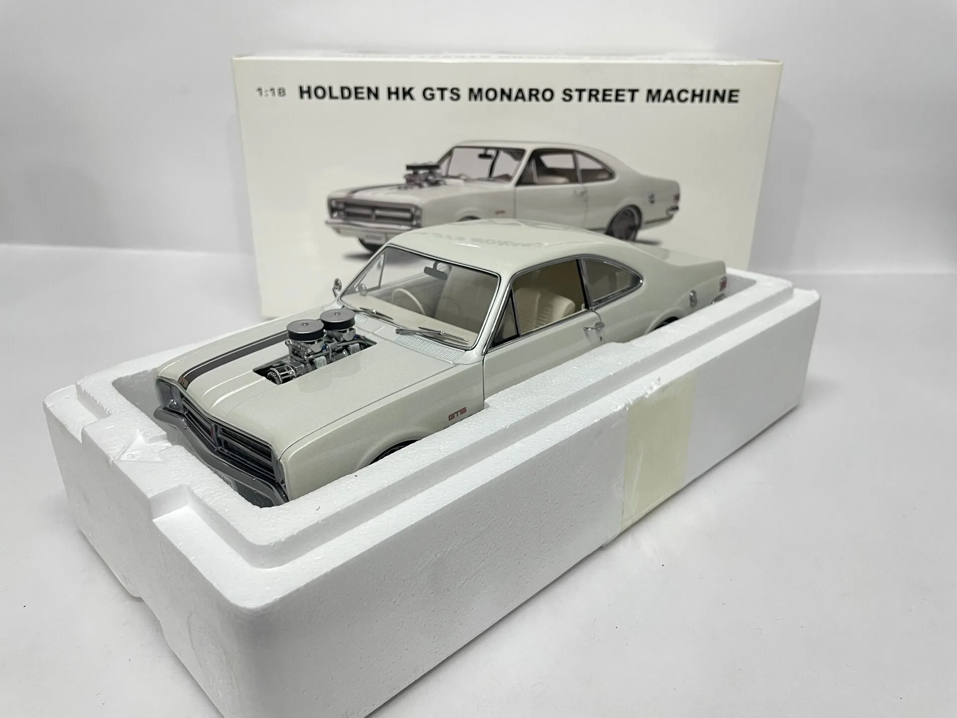 Autoart 1:18 HK GTS Monaro White Simulation Limited Edition All Open Alloy Metal Static Car Model Toy Gift
Autoart 1:18 HK GTS Monaro White Simulation Limited Edition All Open Alloy Metal Static Car Model Toy Gift