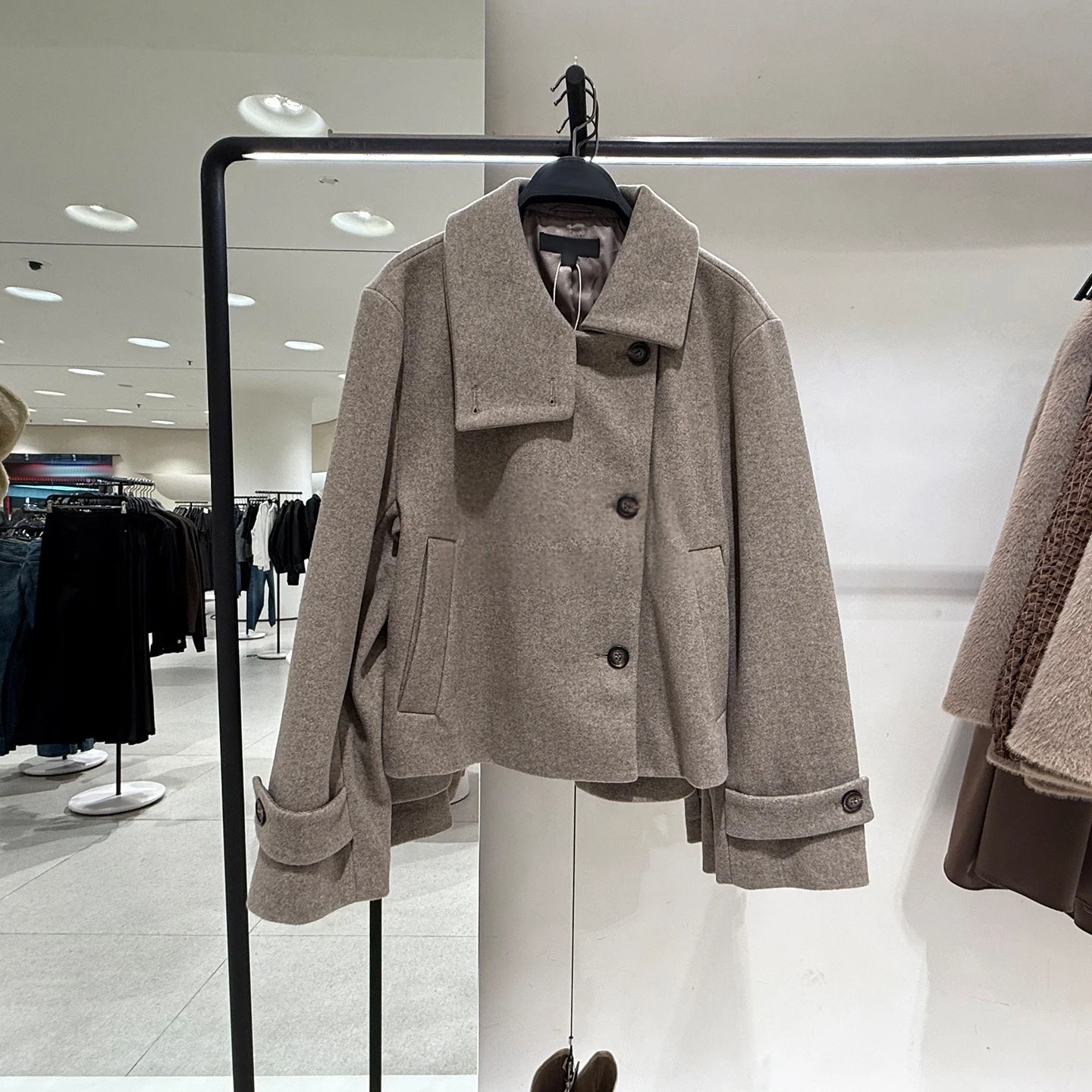 2026 new women's clothing design sense fashionable stand up collar long sleeved single breasted decoration jacket jacket skirt
2026 new women's clothing design sense fashionable stand up collar long sleeved single breasted decoration jacket jacket skirt