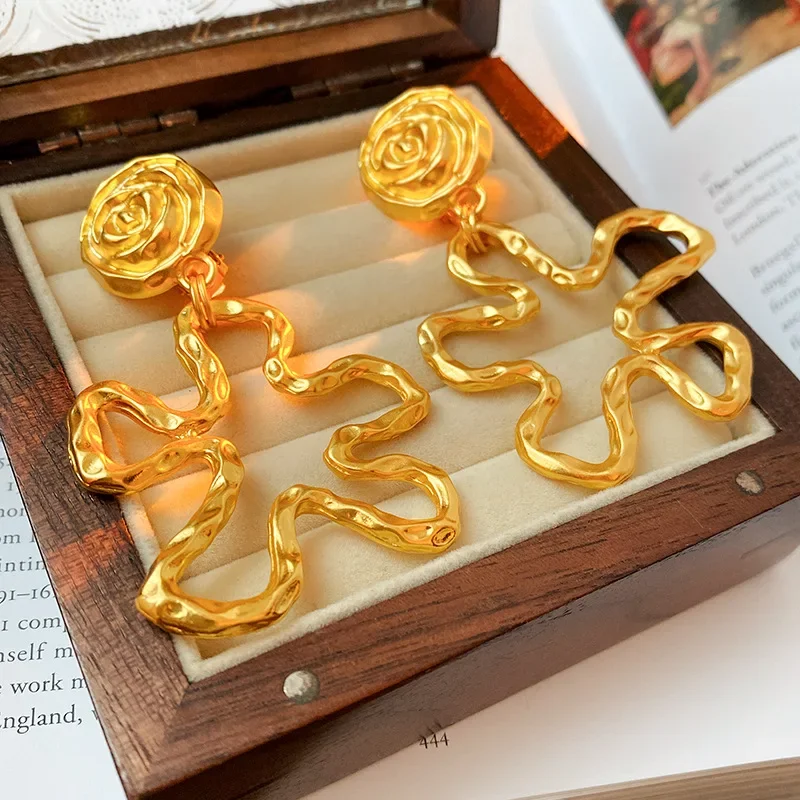 Vintage Metal Round Rose Clip Earrings Metal Cutout Curved Flower Clip Earring for Women Seaside Vacation Beach Jewelry Gift
Vintage Metal Round Rose Clip Earrings Metal Cutout Curved Flower Clip Earring for Women Seaside Vacation Beach Jewelry Gift