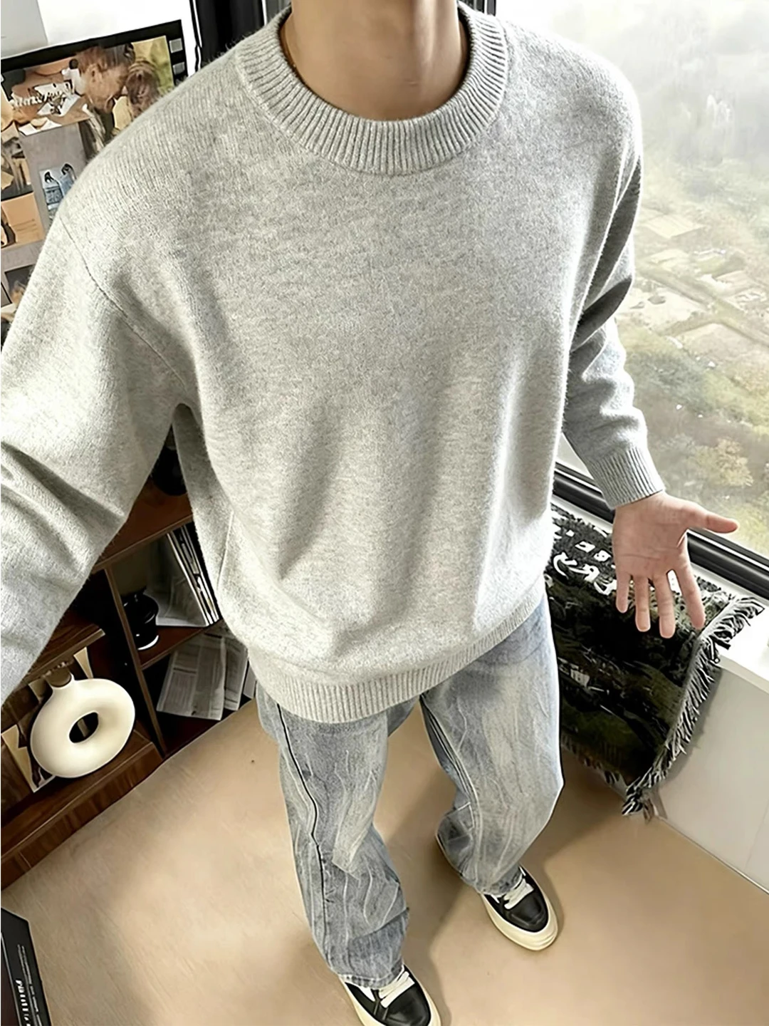 Светло-серый мужской вязаный свитер с круглым вырезом, мягкий и уютный, осенне-зимний, свободного кроя, с длинным рукавом, базовая кофта
Светло-серый мужской вязаный свитер с круглым вырезом, мягкий и уютный, осенне-зимний, свободного кроя, с длинным рукавом, базовая кофта