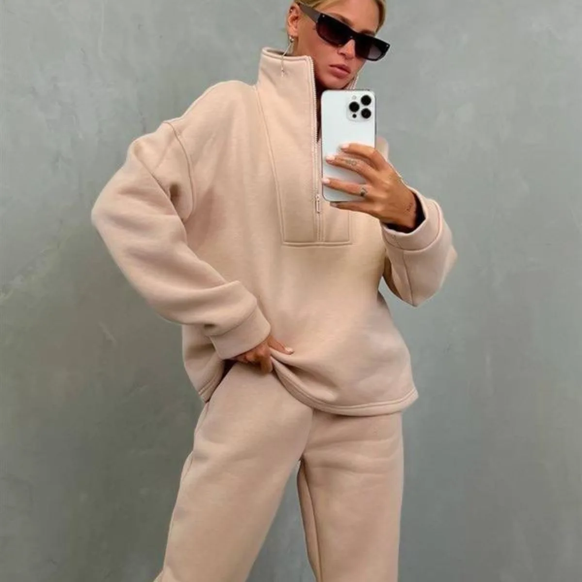 New Women's Long-sleeved Stand-up Collar Zipper Sports Suit Casual Two-piece Suit
New Women's Long-sleeved Stand-up Collar Zipper Sports Suit Casual Two-piece Suit