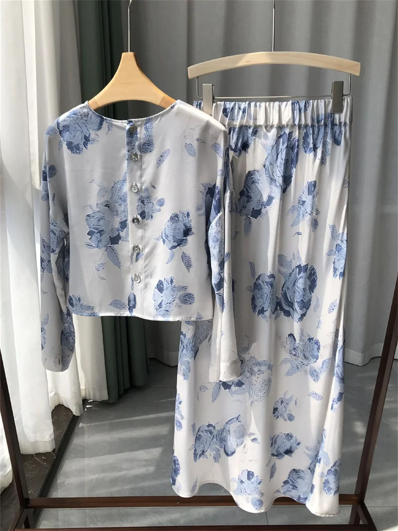 Silk Women Flower Print Set Summer New 2024 Lady Back Single Breasted Long Sleeve O-Neck Tops and Drawstring High Waist Skirt
Silk Women Flower Print Set Summer New 2024 Lady Back Single Breasted Long Sleeve O-Neck Tops and Drawstring High Waist Skirt