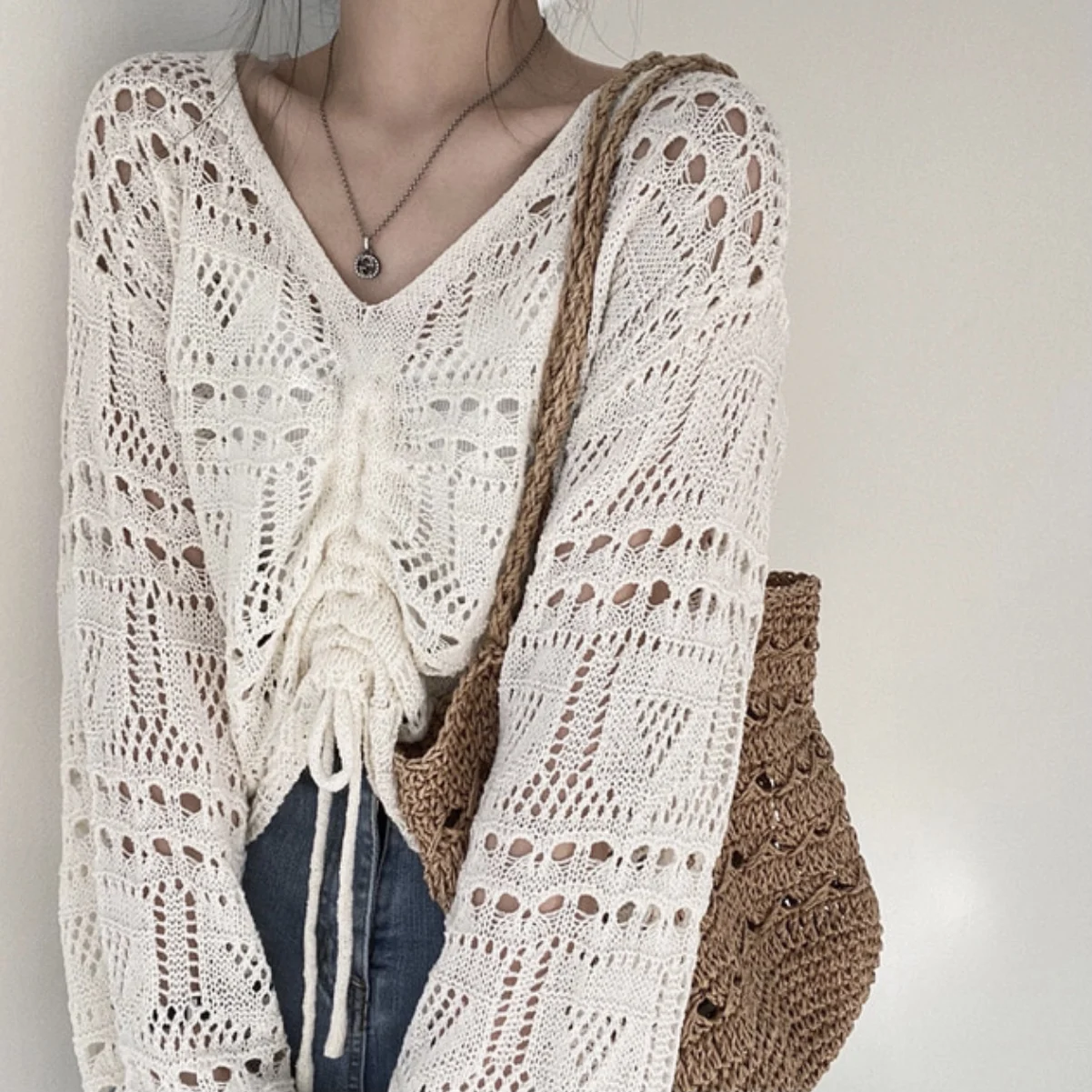2026 New Korean Style Chic Hollow out Long Sleeve V-Neck Drawstring Belly Baring Knitted Ice Silk Top Women Loose Fit Summer
2026 New Korean Style Chic Hollow out Long Sleeve V-Neck Drawstring Belly Baring Knitted Ice Silk Top Women Loose Fit Summer
