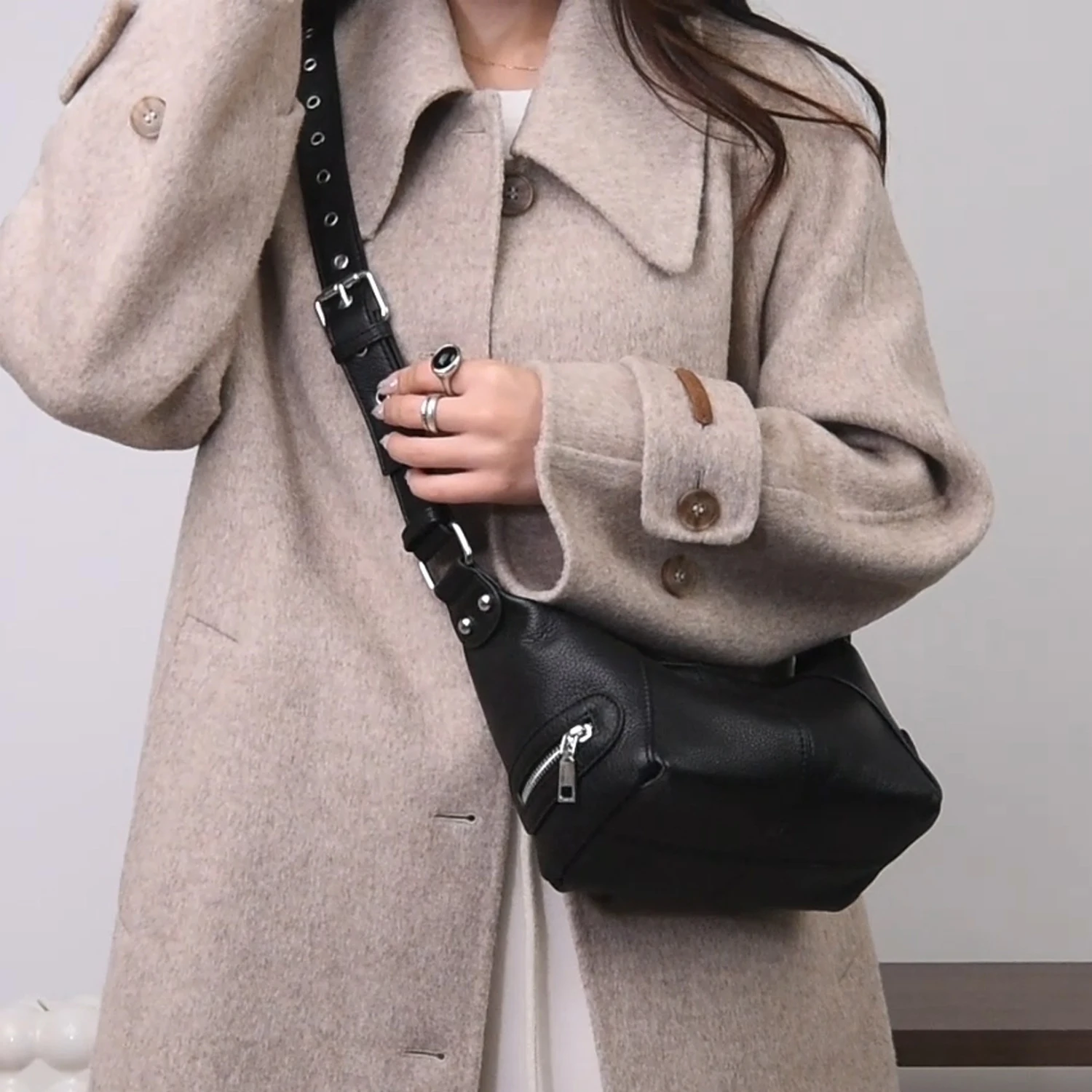 Сумка-кроссбоди из натуральной кожи для женщин, модная, портативная, повседневная, на плечо, с отстегивающимся ремнем, классический стиль, сумка-кроссбоди в стиле кюратор.
Сумка-кроссбоди из натуральной кожи для женщин, модная, портативная, повседневная, на плечо, с отстегивающимся ремнем, классический стиль, сумка-кроссбоди в стиле кюратор.