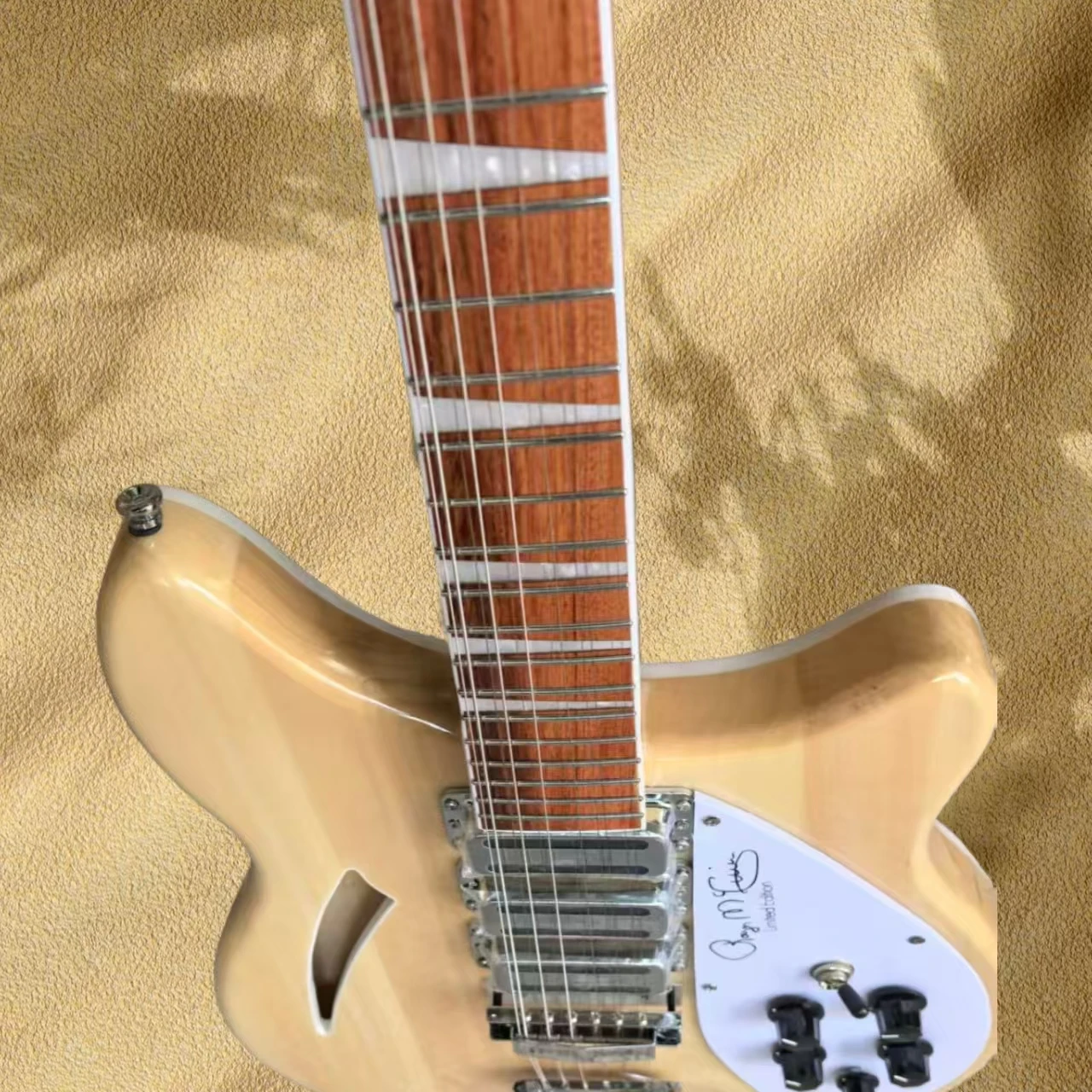 1988 Ric Roger McGuinn 370 Maple Glo Natural 12-String Semi-Hollow Electric Guitar
1988 Ric Roger McGuinn 370 Maple Glo Natural 12-String Semi-Hollow Electric Guitar