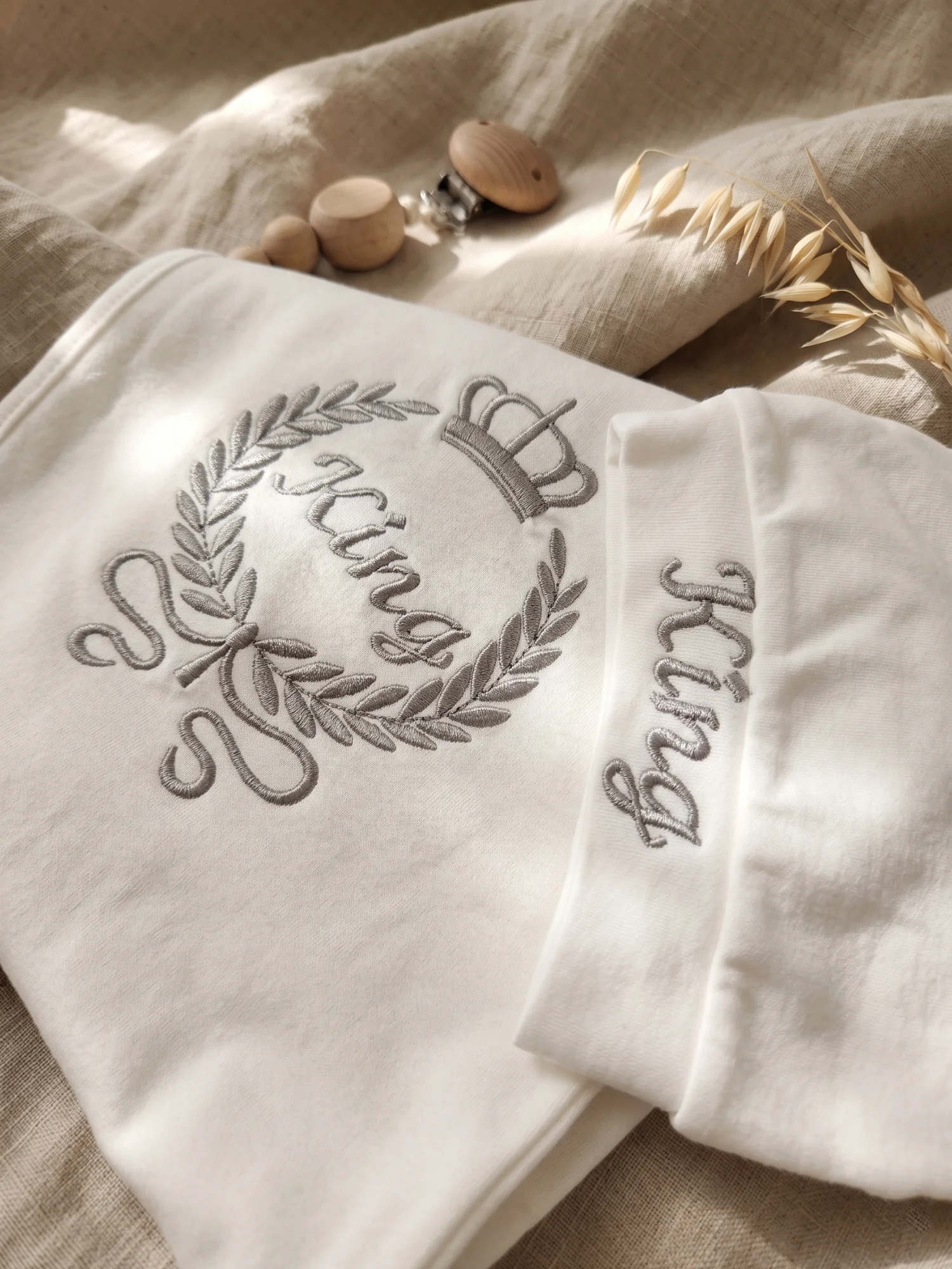 Neutral Cream Laurel Wreath Embroidery Baby 3Pcs Set Soft Rib Knit Footed Jumpsuit Hat Scratch Mittens Newborn Hospital Outfit
Neutral Cream Laurel Wreath Embroidery Baby 3Pcs Set Soft Rib Knit Footed Jumpsuit Hat Scratch Mittens Newborn Hospital Outfit