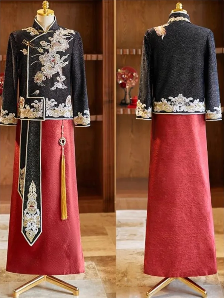 The plus-size groom is dressed in a luxurious wedding gown with dragon and phoenix
The plus-size groom is dressed in a luxurious wedding gown with dragon and phoenix