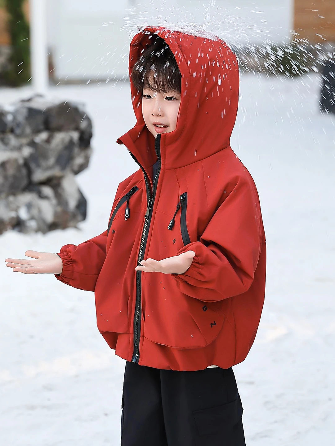 Утепленная хлопковая куртка для мальчиков с большими карманами и принтом, зимнее пальто с капюшоном, стильная хлопковая одежда для маленьких мальчиков, модная.
Утепленная хлопковая куртка для мальчиков с большими карманами и принтом, зимнее пальто с капюшоном, стильная хлопковая одежда для маленьких мальчиков, модная.