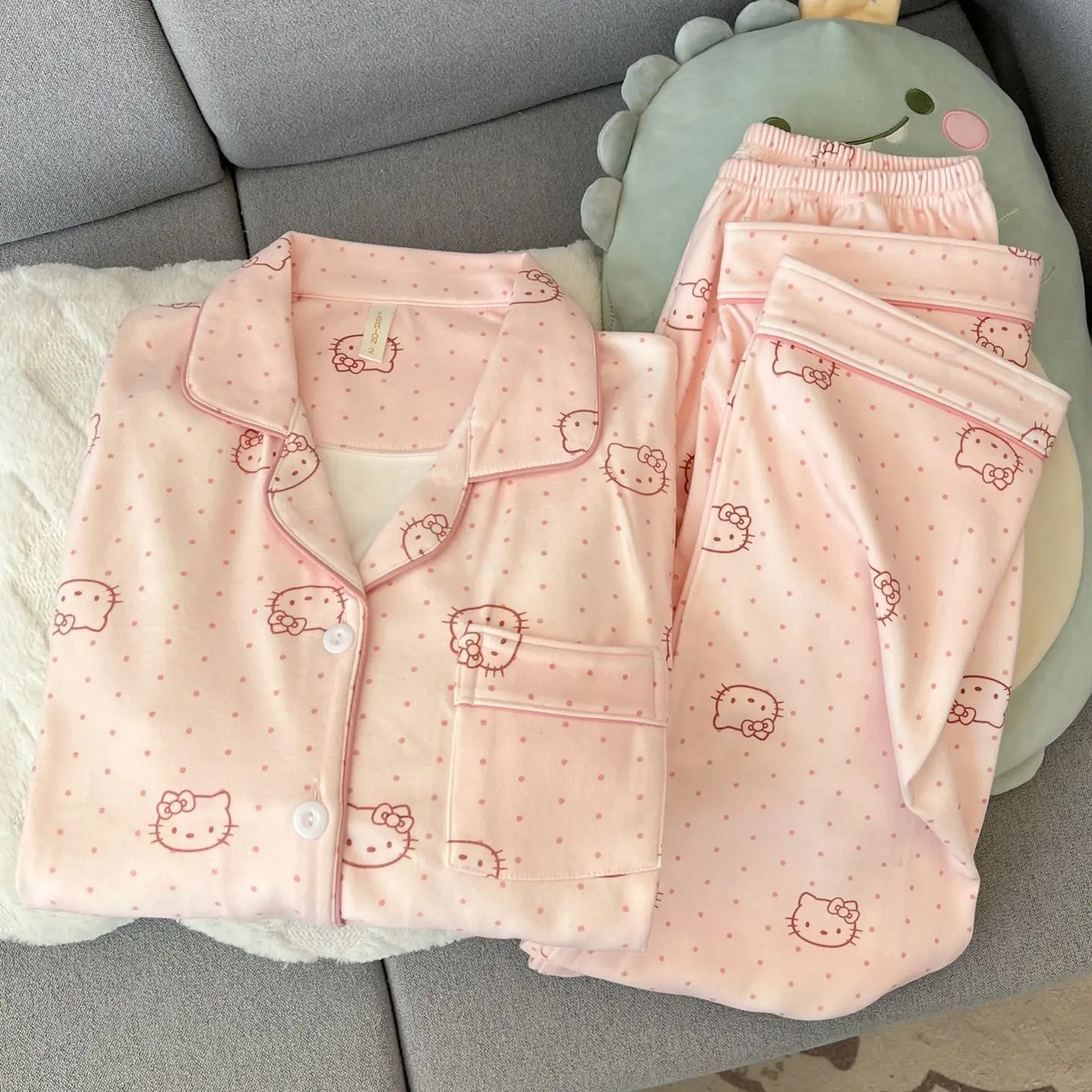 Kawaii Hello Kitty пижамный комплект женский 2025 мягкая тканевая одежда для сна Y2K эстетичная домашняя одежда из двух предметов свободная дышащая удобная
Kawaii Hello Kitty пижамный комплект женский 2025 мягкая тканевая одежда для сна Y2K эстетичная домашняя одежда из двух предметов свободная дышащая удобная