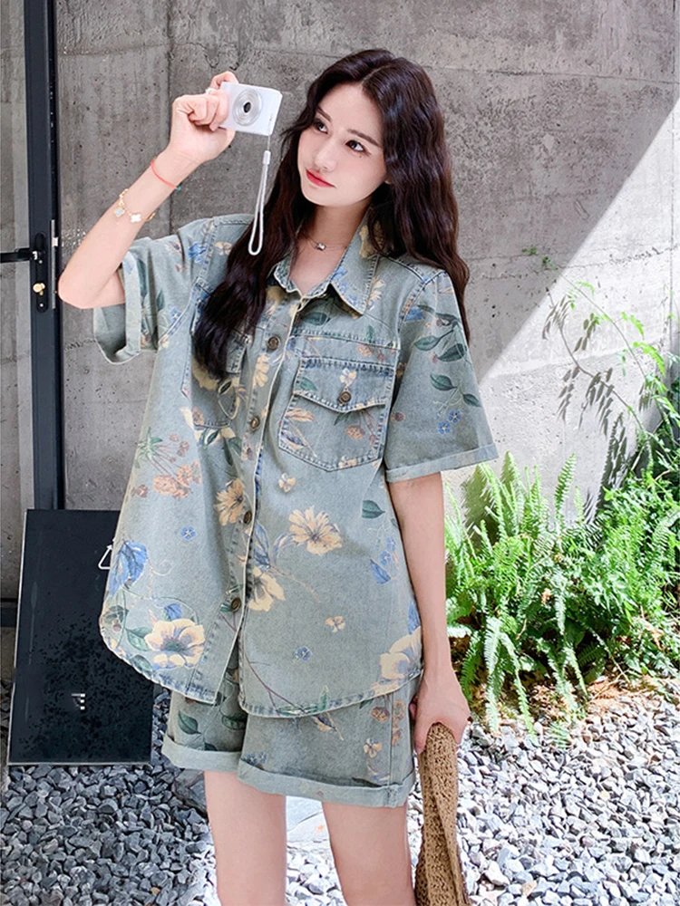 Retro printed denim suit 2025 summer new lapel collar top casual straight-leg shorts fashionable simple slim two-piece set
Retro printed denim suit 2025 summer new lapel collar top casual straight-leg shorts fashionable simple slim two-piece set