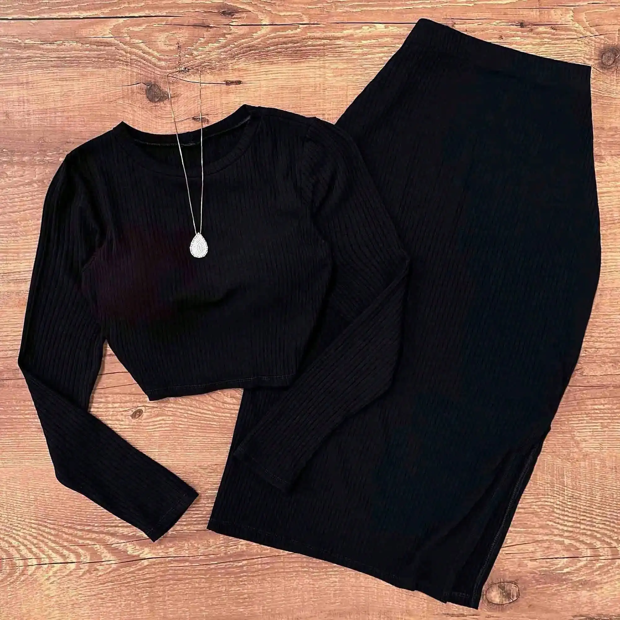 Женский комплект: черный укороченный топ в рубчик и юбка миди, повседневная элегантная одежда для отдыха
Женский комплект: черный укороченный топ в рубчик и юбка миди, повседневная элегантная одежда для отдыха