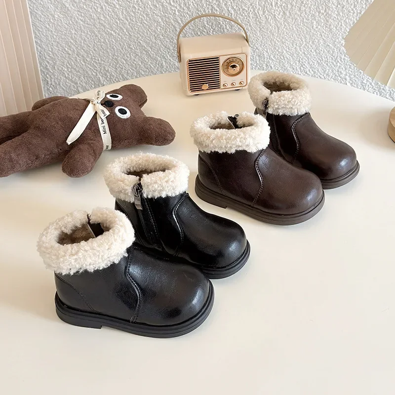 2025 Children Leather Shoes for Girls Winter New Fashion Korean Style Soft Bottom Anti-slippery Versatile Plush INS Short Boots
2025 Children Leather Shoes for Girls Winter New Fashion Korean Style Soft Bottom Anti-slippery Versatile Plush INS Short Boots