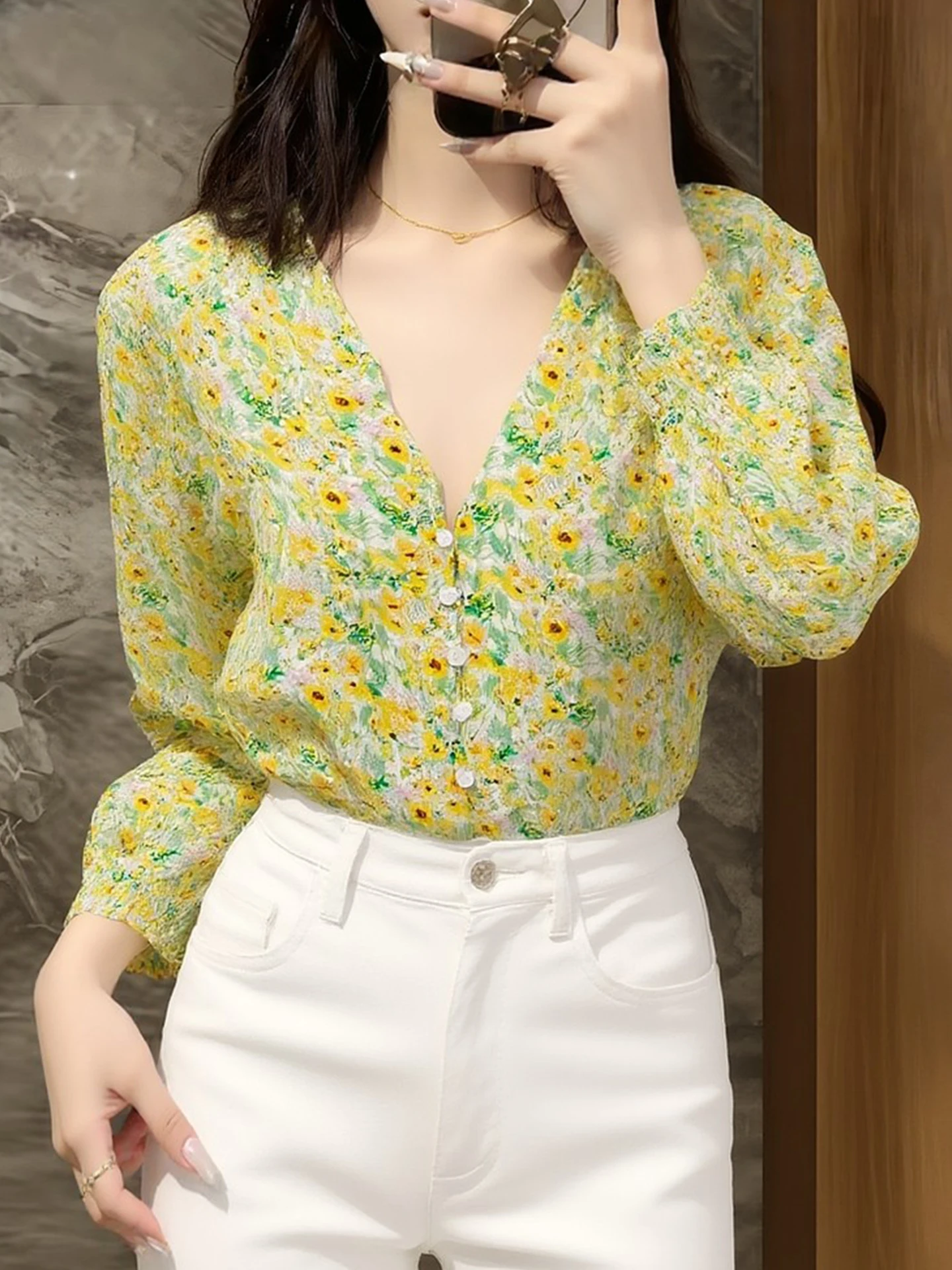 Fashionable V-Neck Floral Print Long Sleeve Shirt Elegant Gentle Spring Sweet Style Women's Silk Top Commute Korean Version
Fashionable V-Neck Floral Print Long Sleeve Shirt Elegant Gentle Spring Sweet Style Women's Silk Top Commute Korean Version
