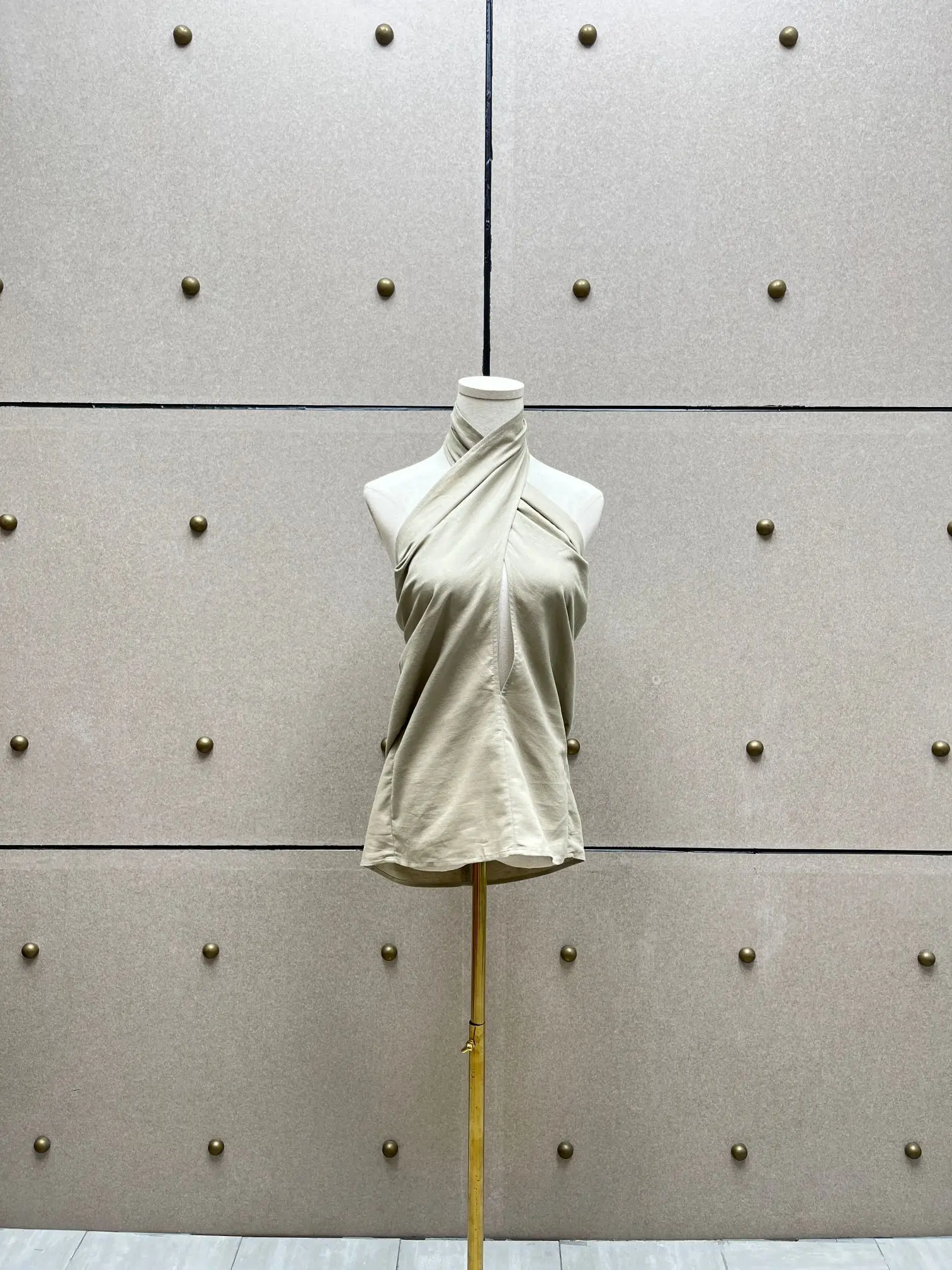 Crossover-Neck Top — Y2K-Inspired, Elegant Linen Blend | Women's Clothing — Summer 2026 New Arrival
Crossover-Neck Top — Y2K-Inspired, Elegant Linen Blend | Women's Clothing — Summer 2026 New Arrival