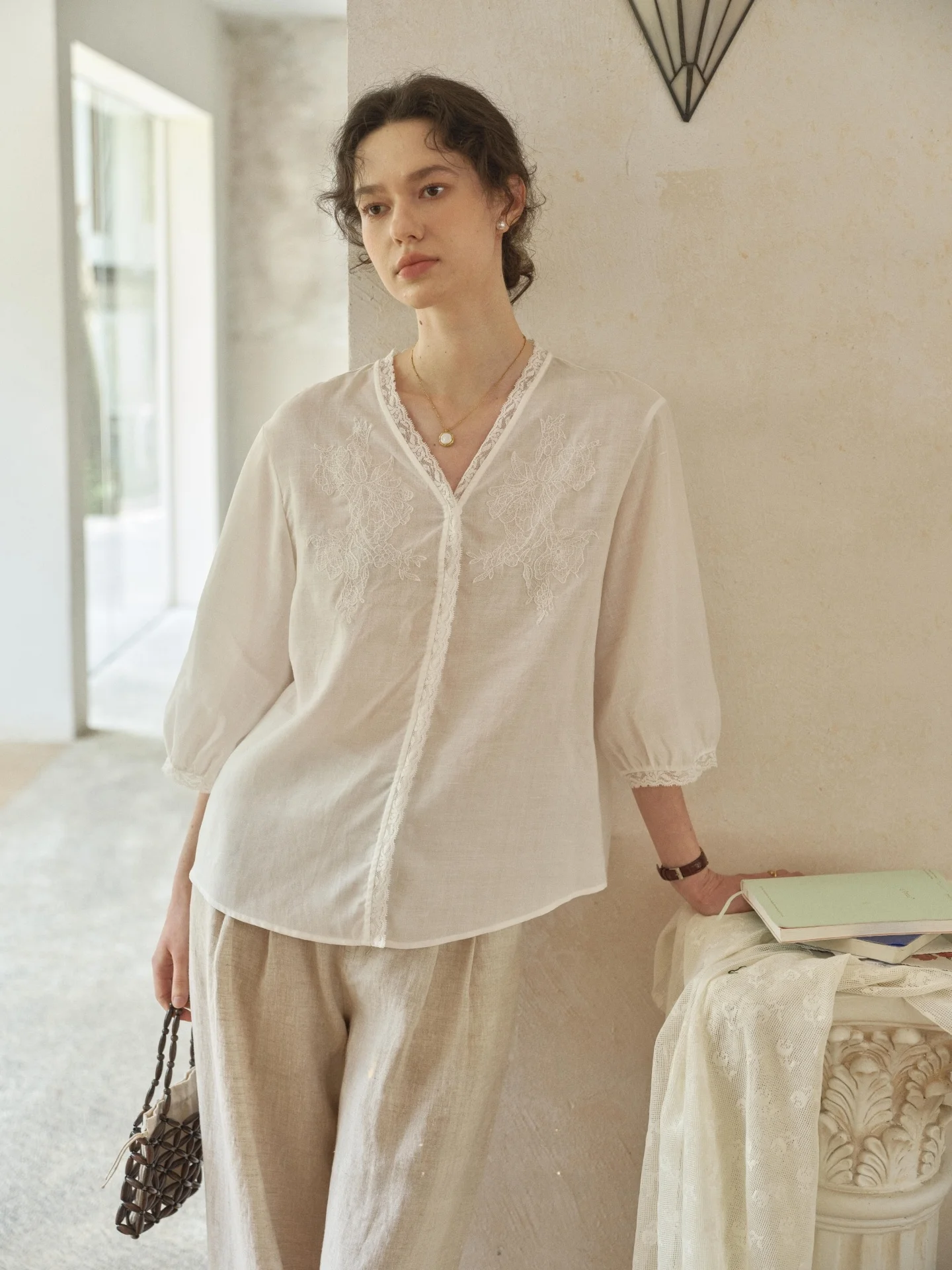 White Embroidered Heavyweight Linen V-Neck Sunshade Shirt Women's Loose Fit French Style Fashion Summer Breathable Comfortable
White Embroidered Heavyweight Linen V-Neck Sunshade Shirt Women's Loose Fit French Style Fashion Summer Breathable Comfortable