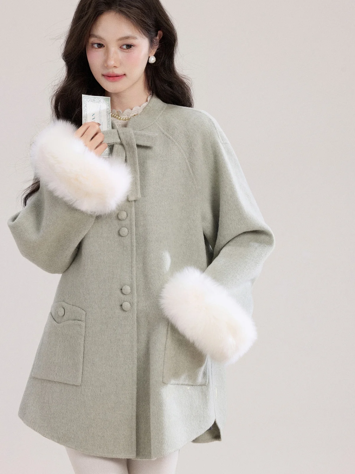 Женское шерстяное пальто slim fit, мягкое, для повседневной носки, с круглым вырезом, длинными рукавами, на одной пуговице, однотонное, зимнее, новинка
Женское шерстяное пальто slim fit, мягкое, для повседневной носки, с круглым вырезом, длинными рукавами, на одной пуговице, однотонное, зимнее, новинка