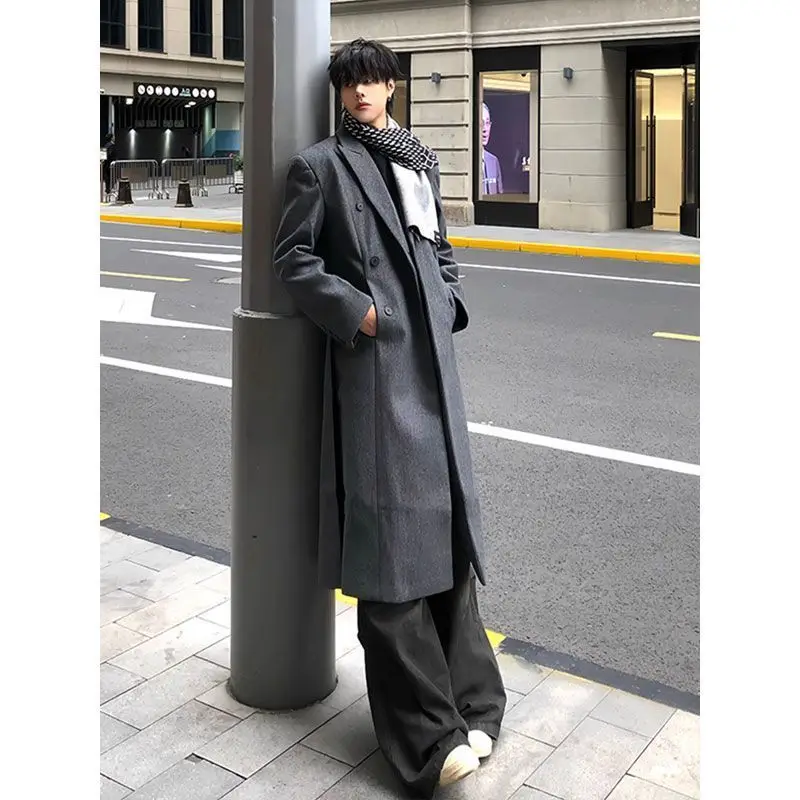 Мужское пальто из шерстяной смеси с высоким воротником, приталенного кроя, облегающее, подчеркивающее фигуру, стройнящее, подчеркивающее изгибы, формирующее силуэт.
Мужское пальто из шерстяной смеси с высоким воротником, приталенного кроя, облегающее, подчеркивающее фигуру, стройнящее, подчеркивающее изгибы, формирующее силуэт.