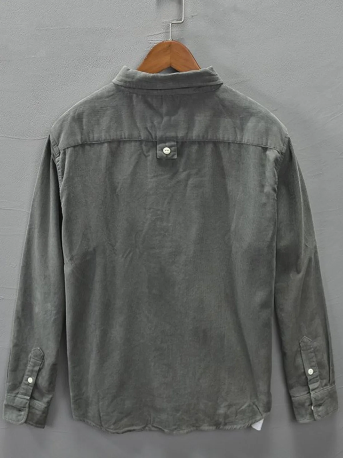 Повседневная мужская рубашка с длинным рукавом из вельвета, весенне-осенняя, новая, универсальная, свободного кроя, модная и удобная верхняя одежда
Повседневная мужская рубашка с длинным рукавом из вельвета, весенне-осенняя, новая, универсальная, свободного кроя, модная и удобная верхняя одежда