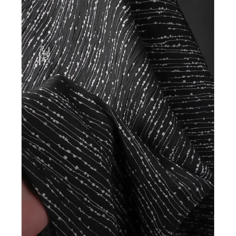 Черная точка, микроплиссированная жаккардовая хлопково-льняная ткань, трехмерная креативная полосатая плиссированная полуюбка, куртка 
Черная точка, микроплиссированная жаккардовая хлопково-льняная ткань, трехмерная креативная полосатая плиссированная полуюбка, куртка