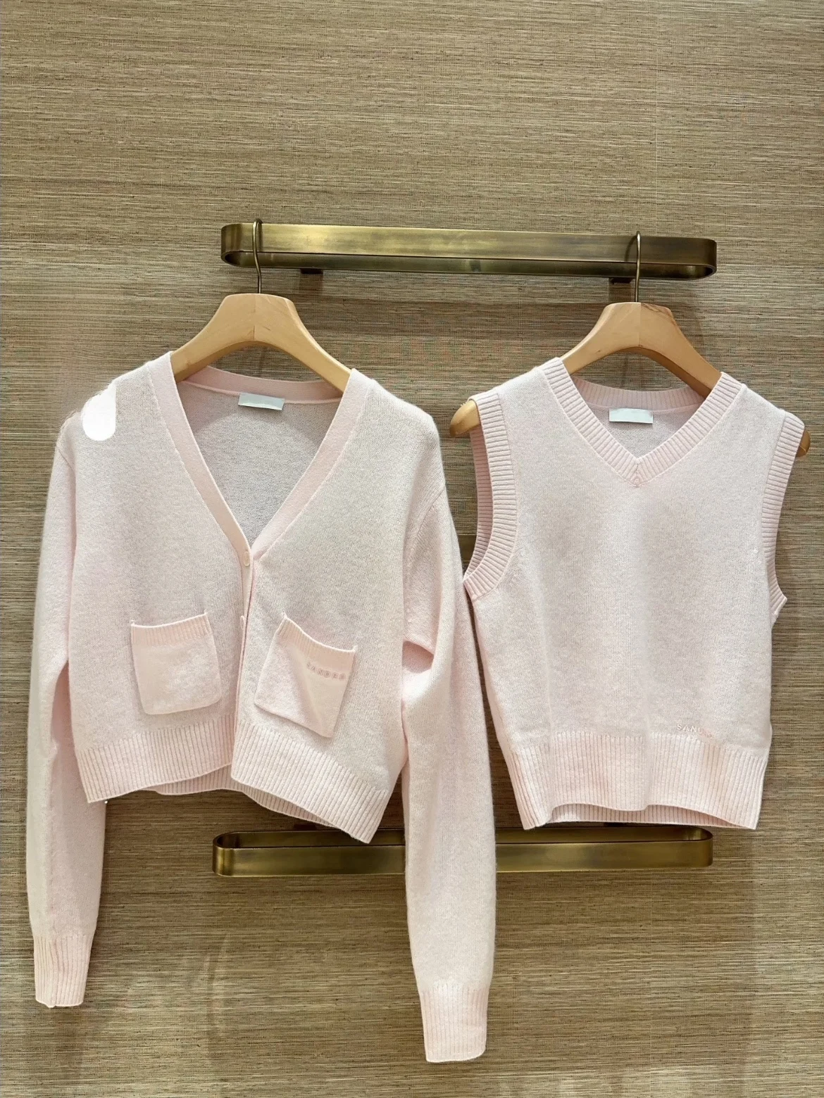 Sweet Pink V-neck Sleeveless Long Sleeve Knitted Vest HEIDD 2026 Early Spring Anti-aging Fashionable Women's Top Bottom Set
Sweet Pink V-neck Sleeveless Long Sleeve Knitted Vest HEIDD 2026 Early Spring Anti-aging Fashionable Women's Top Bottom Set