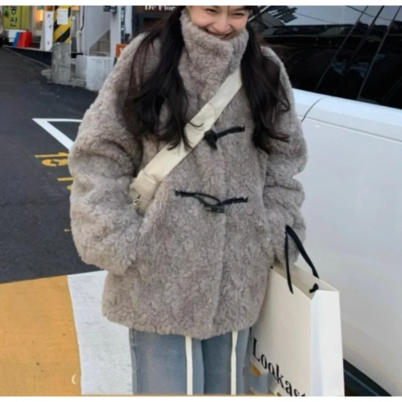 2025 New Stand-up Collar Horn Buckle Medium and Long Imitation Leather Lamb Wool Coat Women's Top To Keep Warm in Winter
2025 New Stand-up Collar Horn Buckle Medium and Long Imitation Leather Lamb Wool Coat Women's Top To Keep Warm in Winter