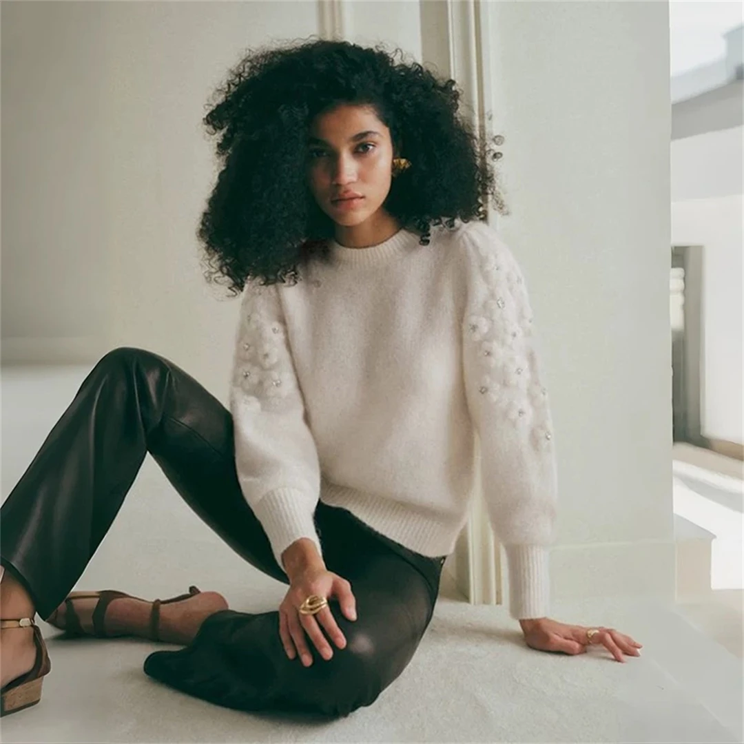 Paris Seza Soft Gentle Flower Embroidered 3D Knitted Sweater Women's Loose Fit Wool Blend Long Sleeve round Neck Warm Top
Paris Seza Soft Gentle Flower Embroidered 3D Knitted Sweater Women's Loose Fit Wool Blend Long Sleeve round Neck Warm Top