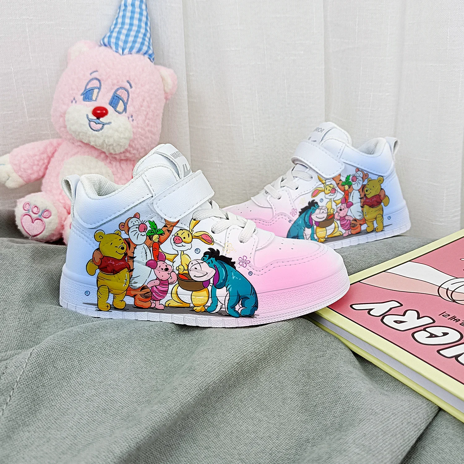 Diseny/Новая детская милая повседневная обувь с рисунком Пуха, мягкая спортивная обувь для подарка подруге, европейский размер 25-38
Diseny/Новая детская милая повседневная обувь с рисунком Пуха, мягкая спортивная обувь для подарка подруге, европейский размер 25-38