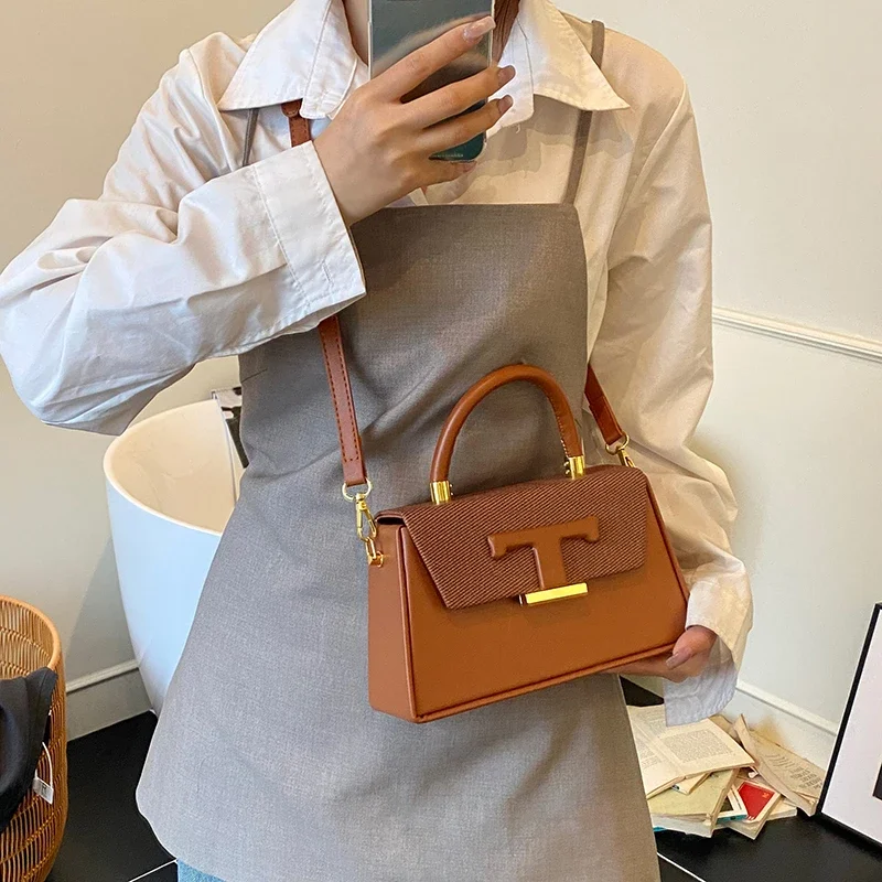 Elegant Fashion Leather Tote Bag For Women Fashionable Vintage Design Crossbody Messenger With Hardware Accents
Elegant Fashion Leather Tote Bag For Women Fashionable Vintage Design Crossbody Messenger With Hardware Accents