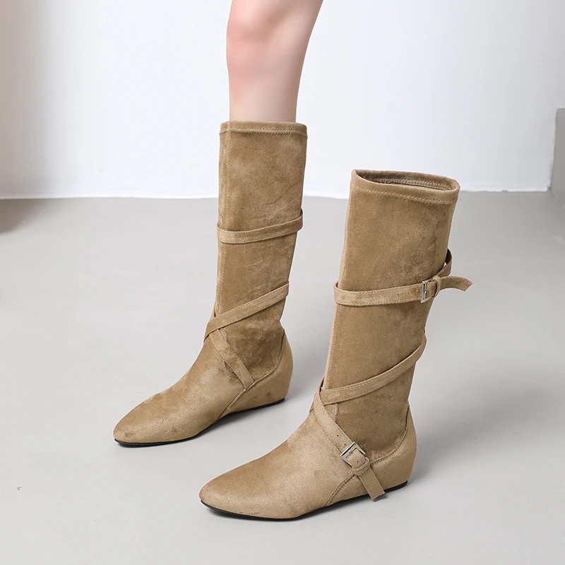 Женские ботинки с пряжкой на ремне, новинка 2025, плиссированные замшевые рыцарские сапоги в стиле ретро с круглым носком и рукавами
Женские ботинки с пряжкой на ремне, новинка 2025, плиссированные замшевые рыцарские сапоги в стиле ретро с круглым носком и рукавами